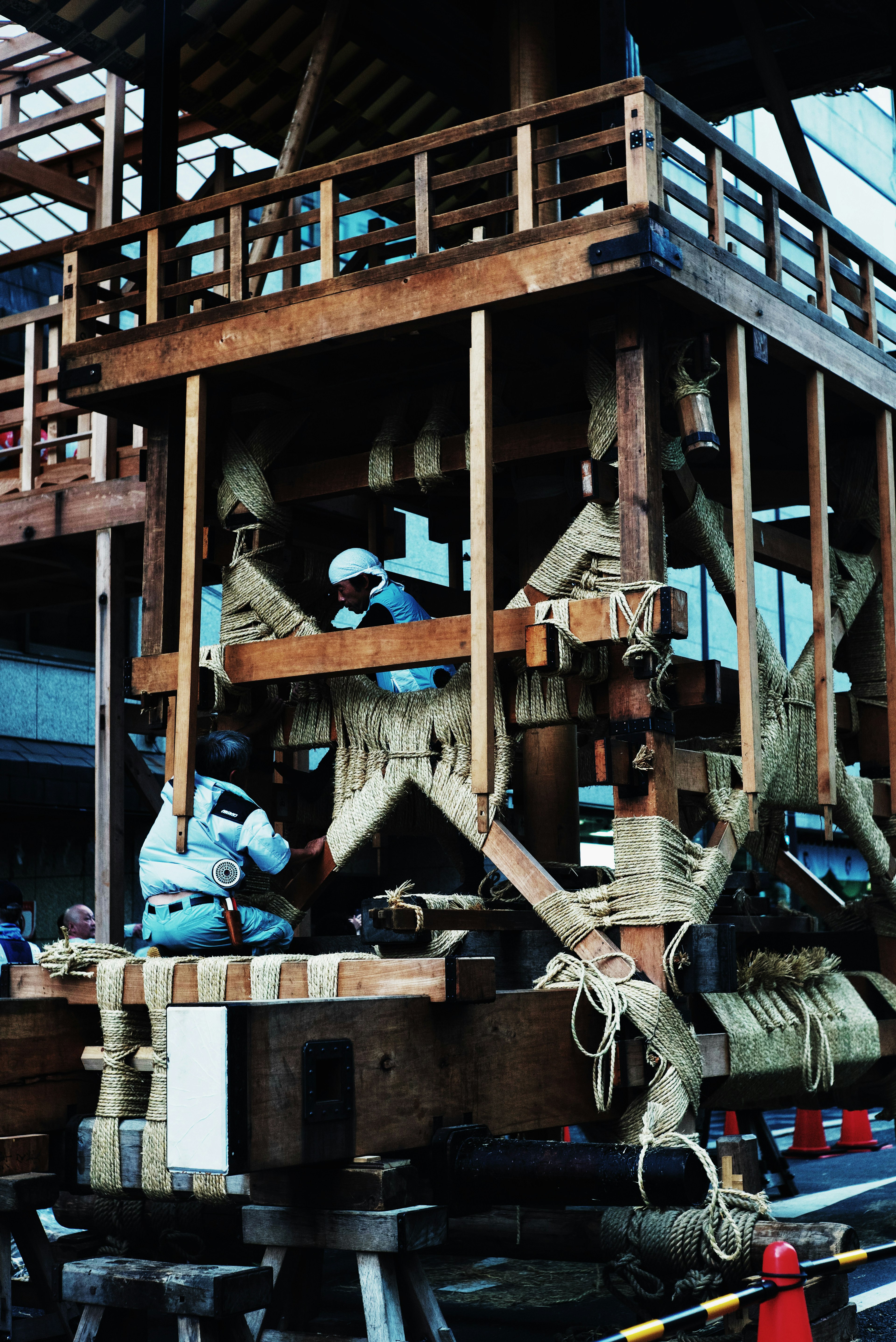 Image d'une structure en bois avec des travailleurs en construction