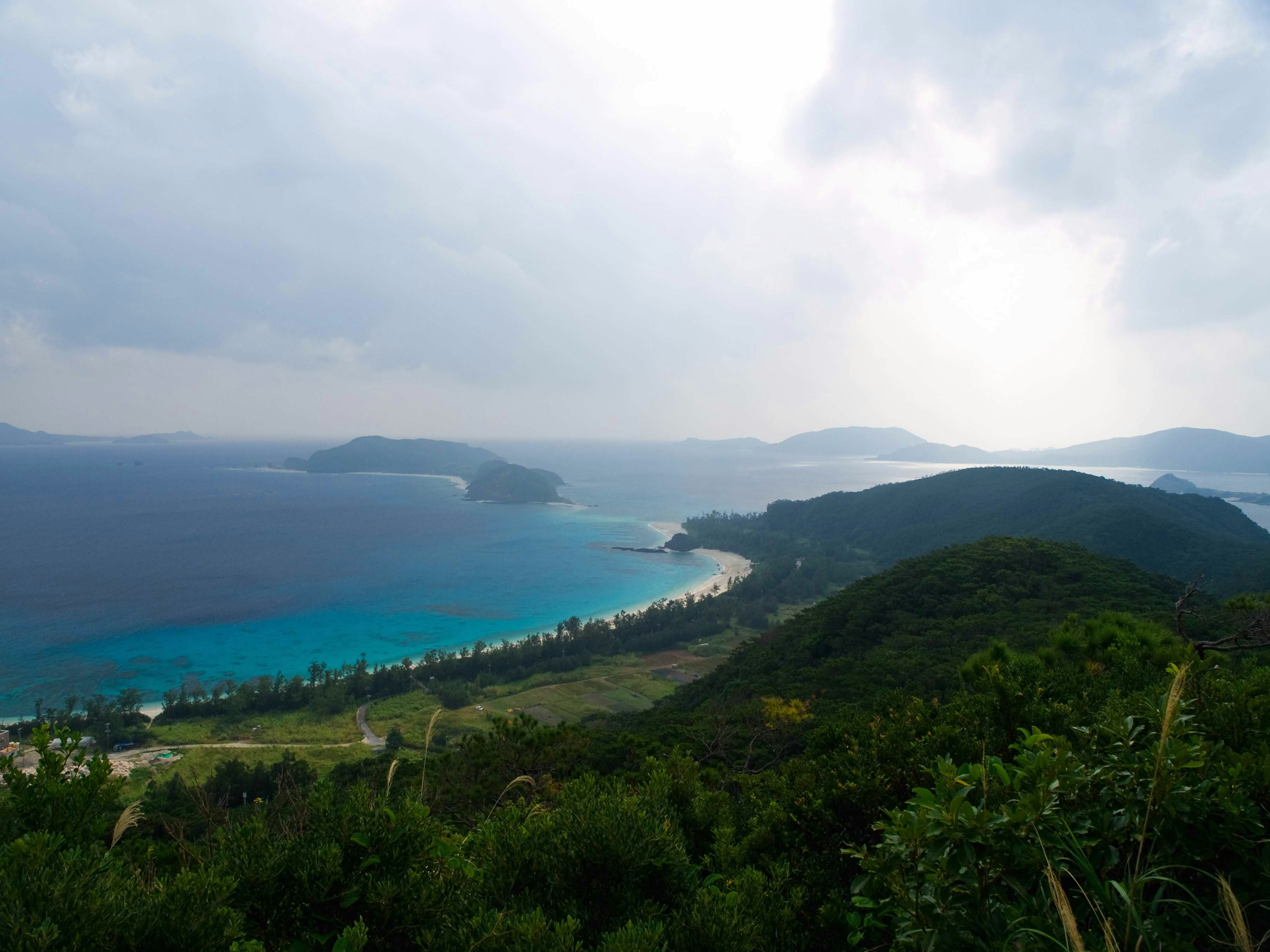 Schöne Landschaft mit blauem Meer und grünen Bergen