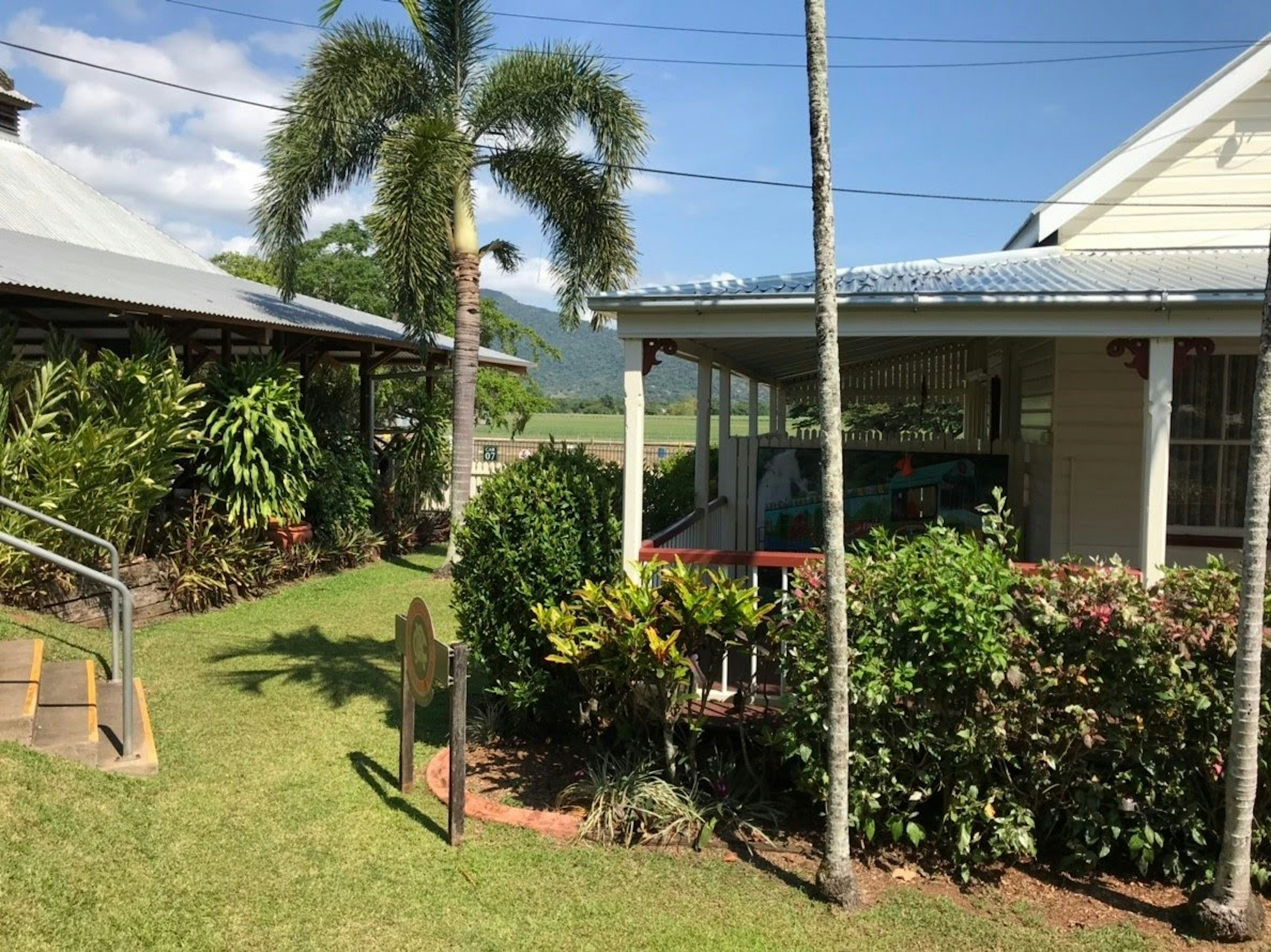 Rumah dengan taman subur dan pemandangan sekitar