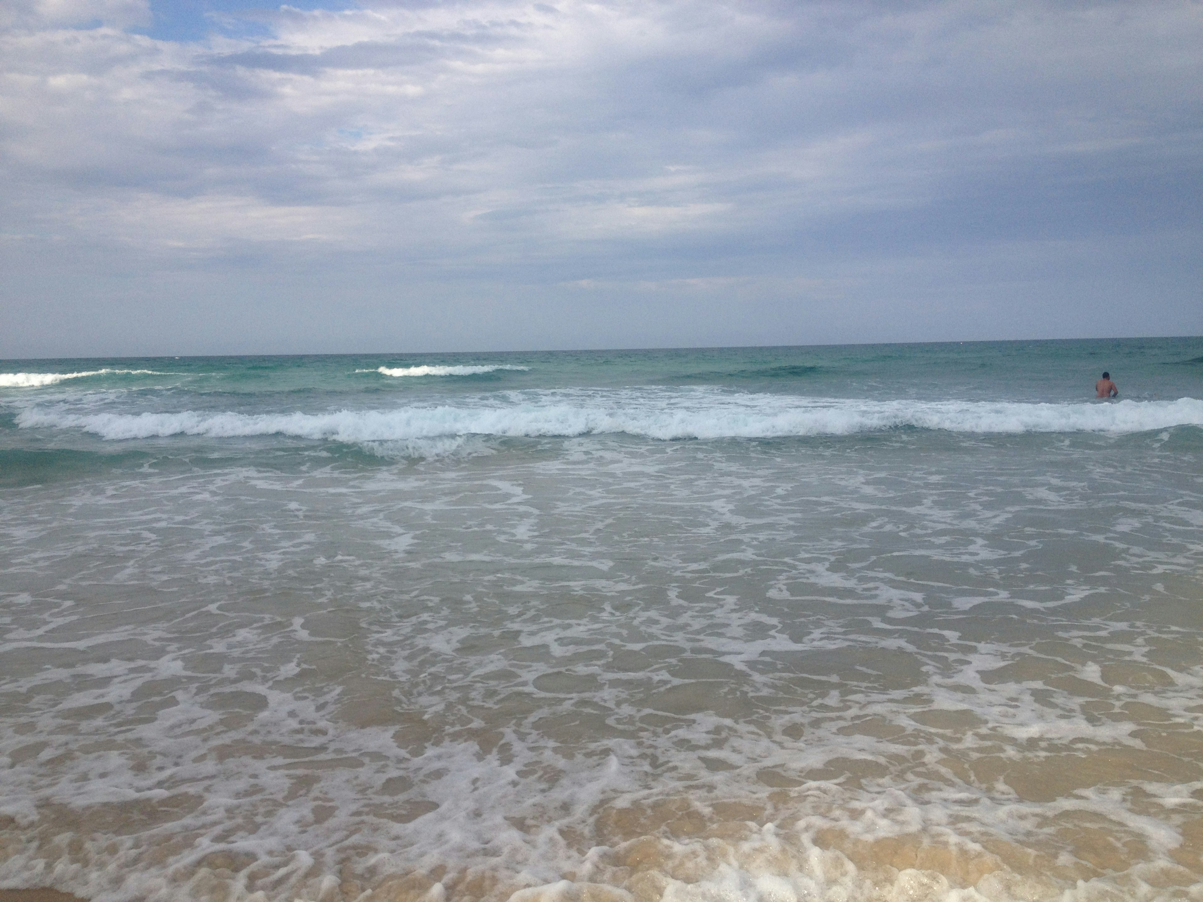 青い海と波が打ち寄せるビーチの風景