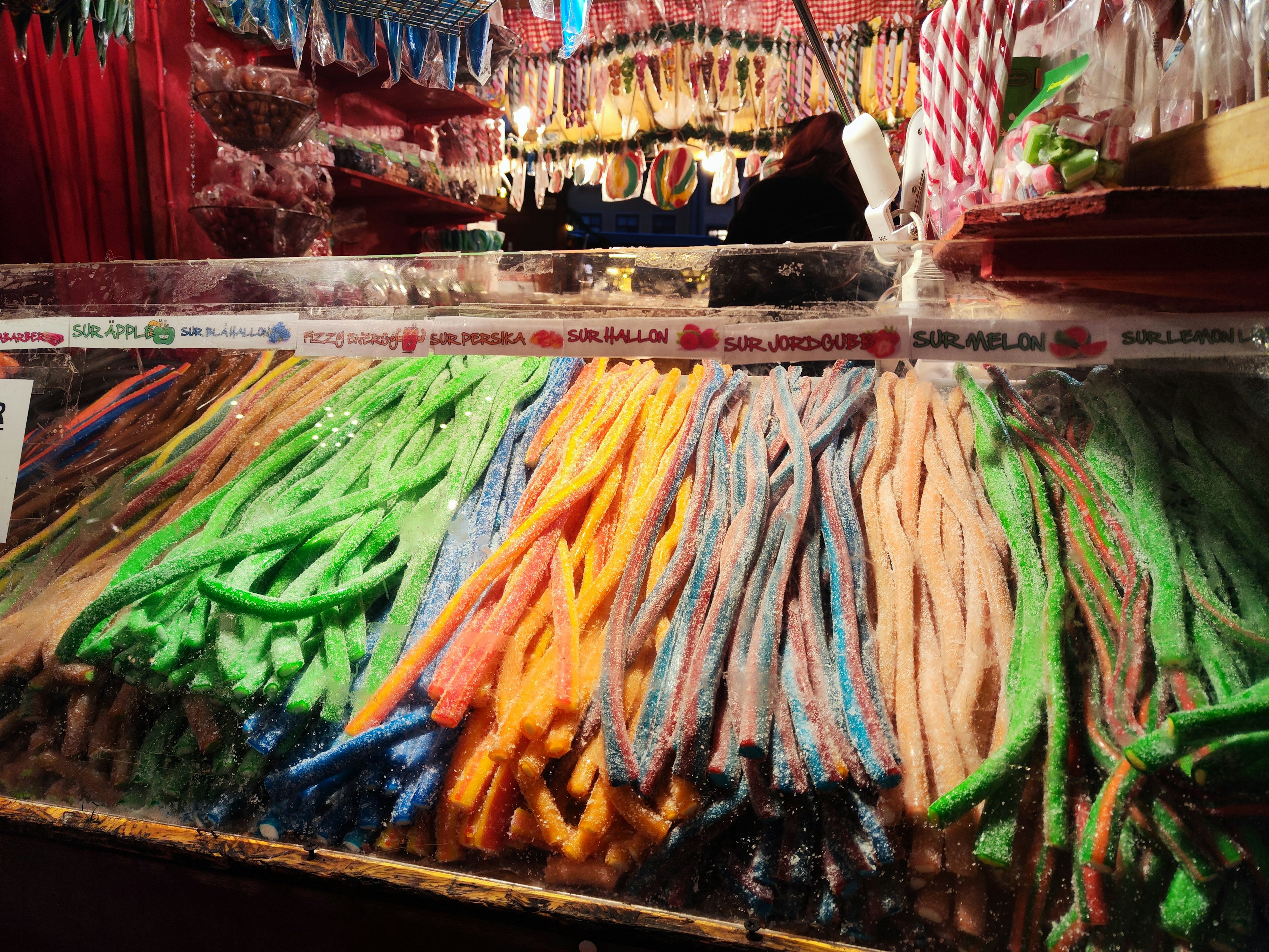 Assortimento colorato di dolci esposto in un mercato