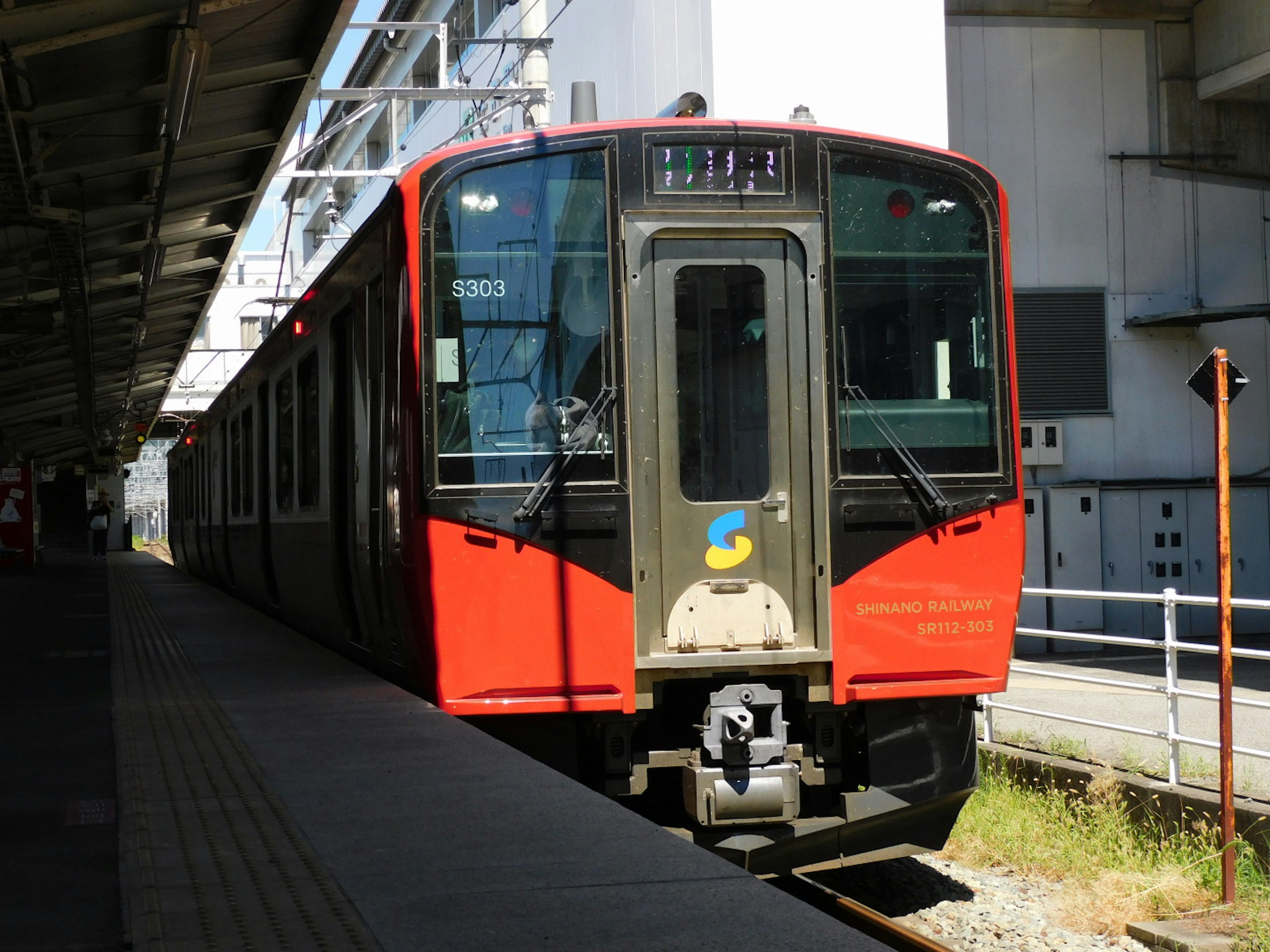 赤い電車が駅に停車中