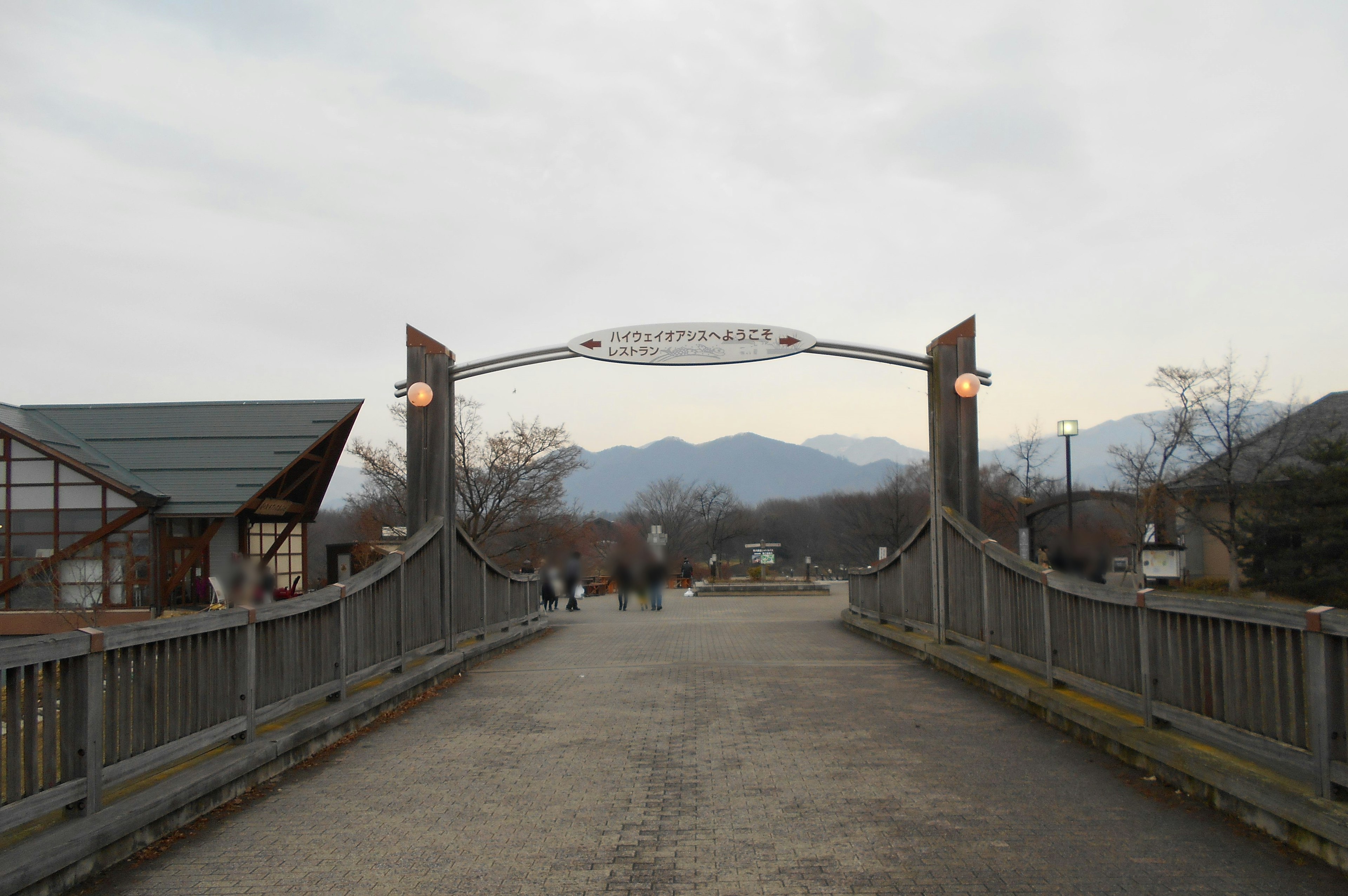 Vista panoramica di un'arco di ponte con montagne sullo sfondo