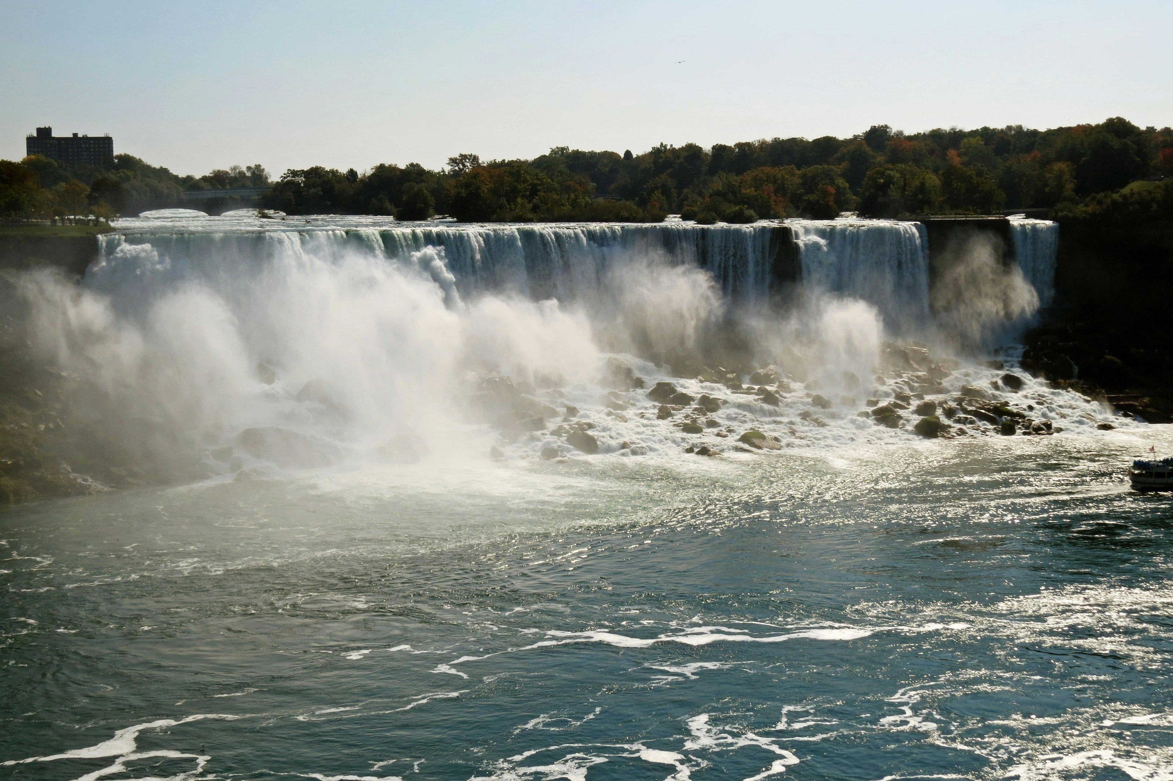 Vista maestosa delle cascate del Niagara con acqua che scorre e nebbia