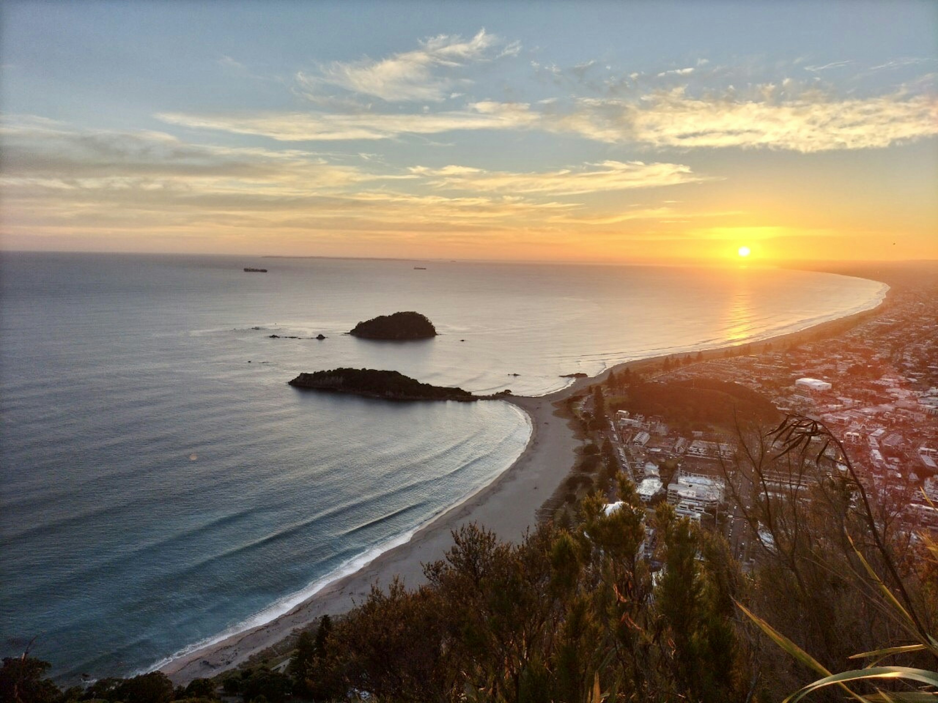 海岸線と夕日が映える美しい風景