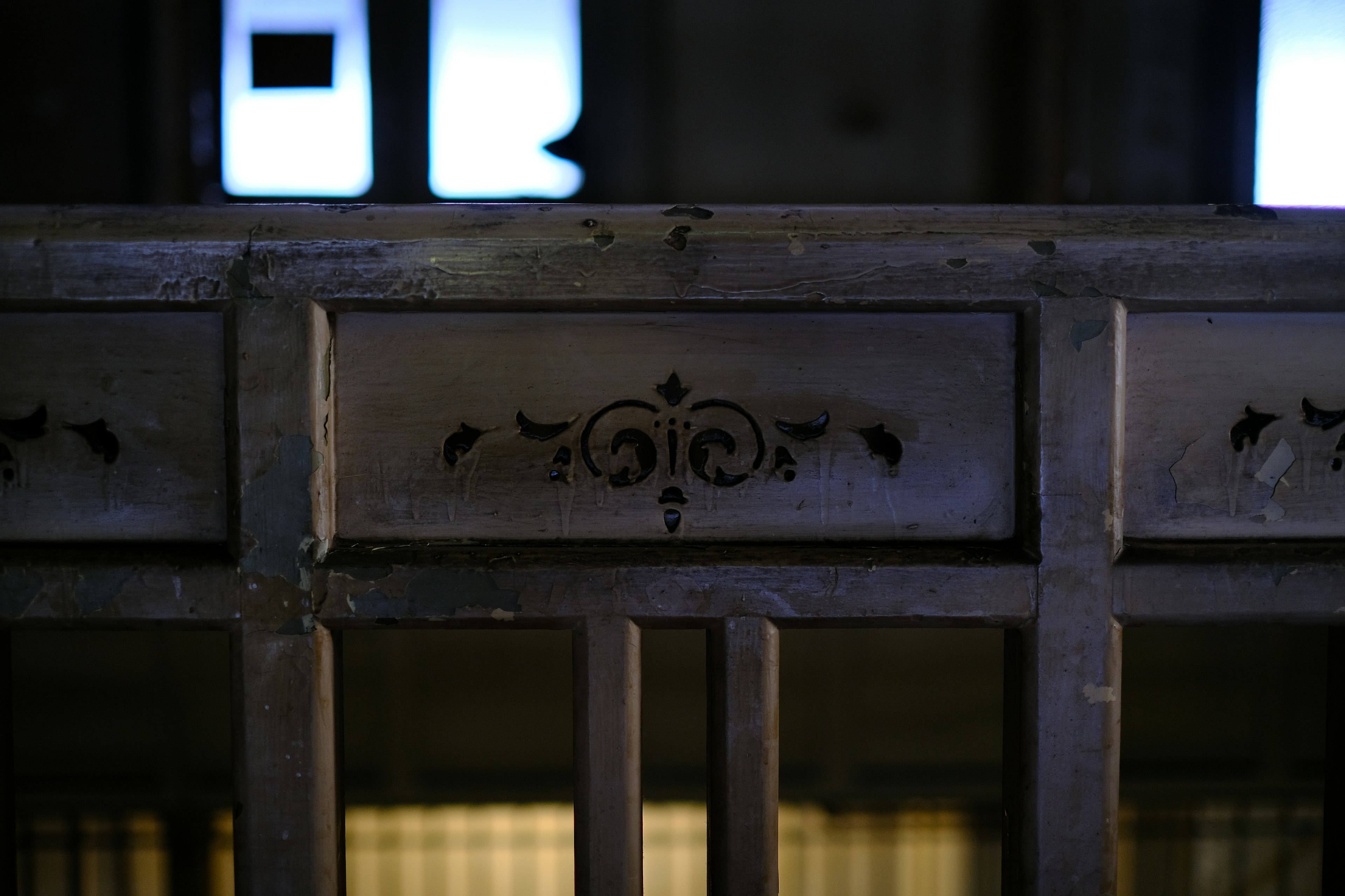 Gros plan sur une balustrade en métal ornée de motifs complexes