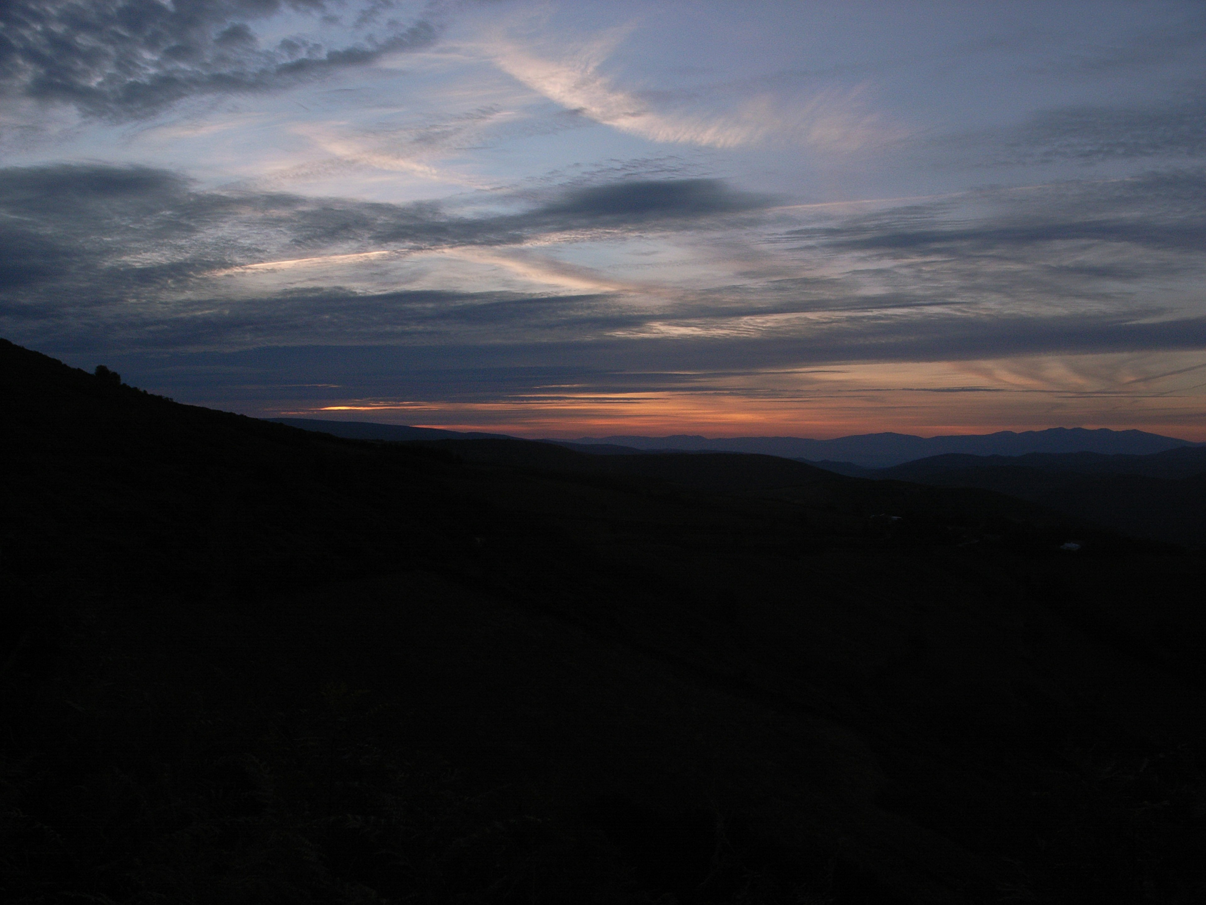 Paysage serein du crépuscule avec des collines sombres et des teintes de ciel magnifiques