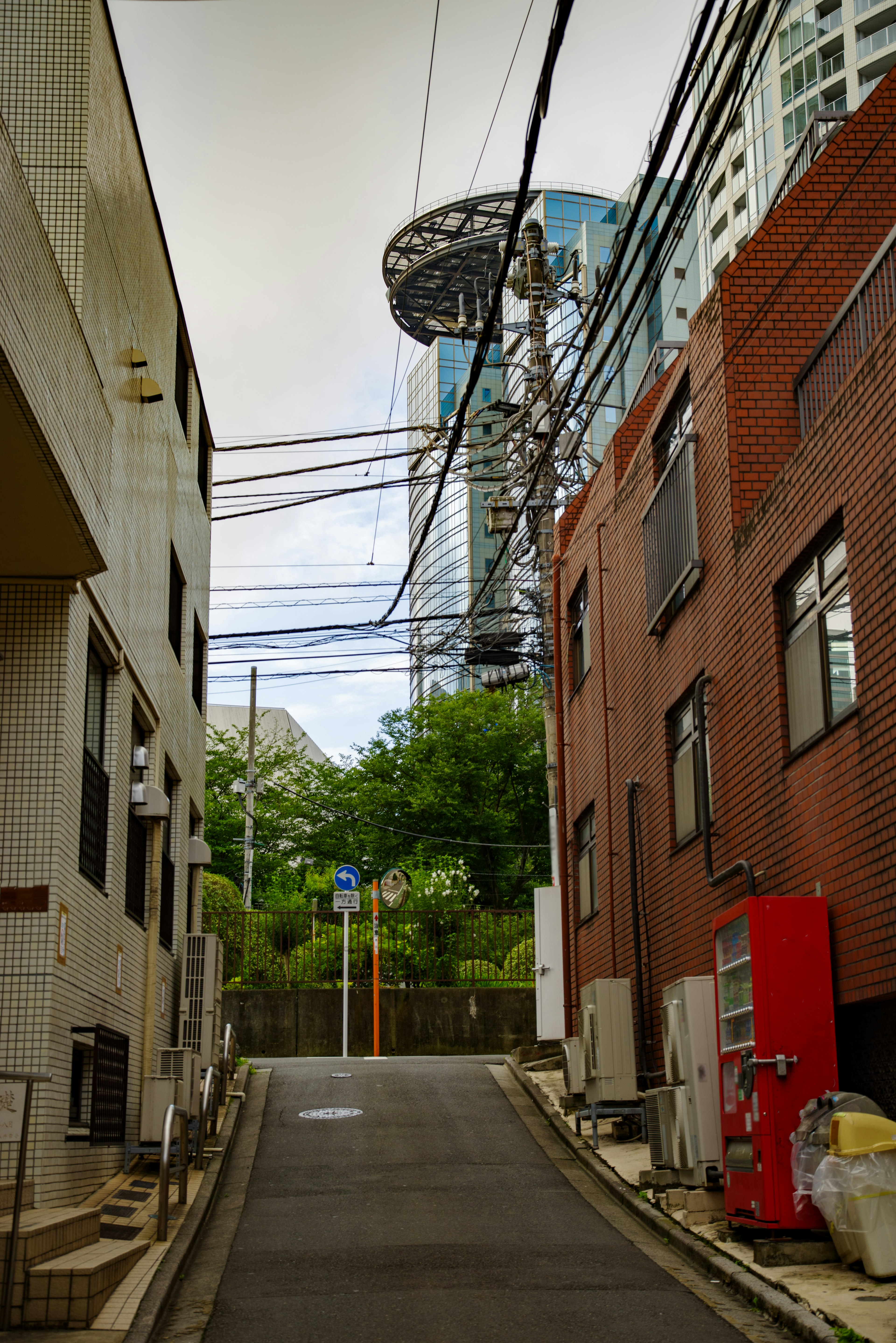 狹窄的街道與高層建築上方的電線在城市環境中