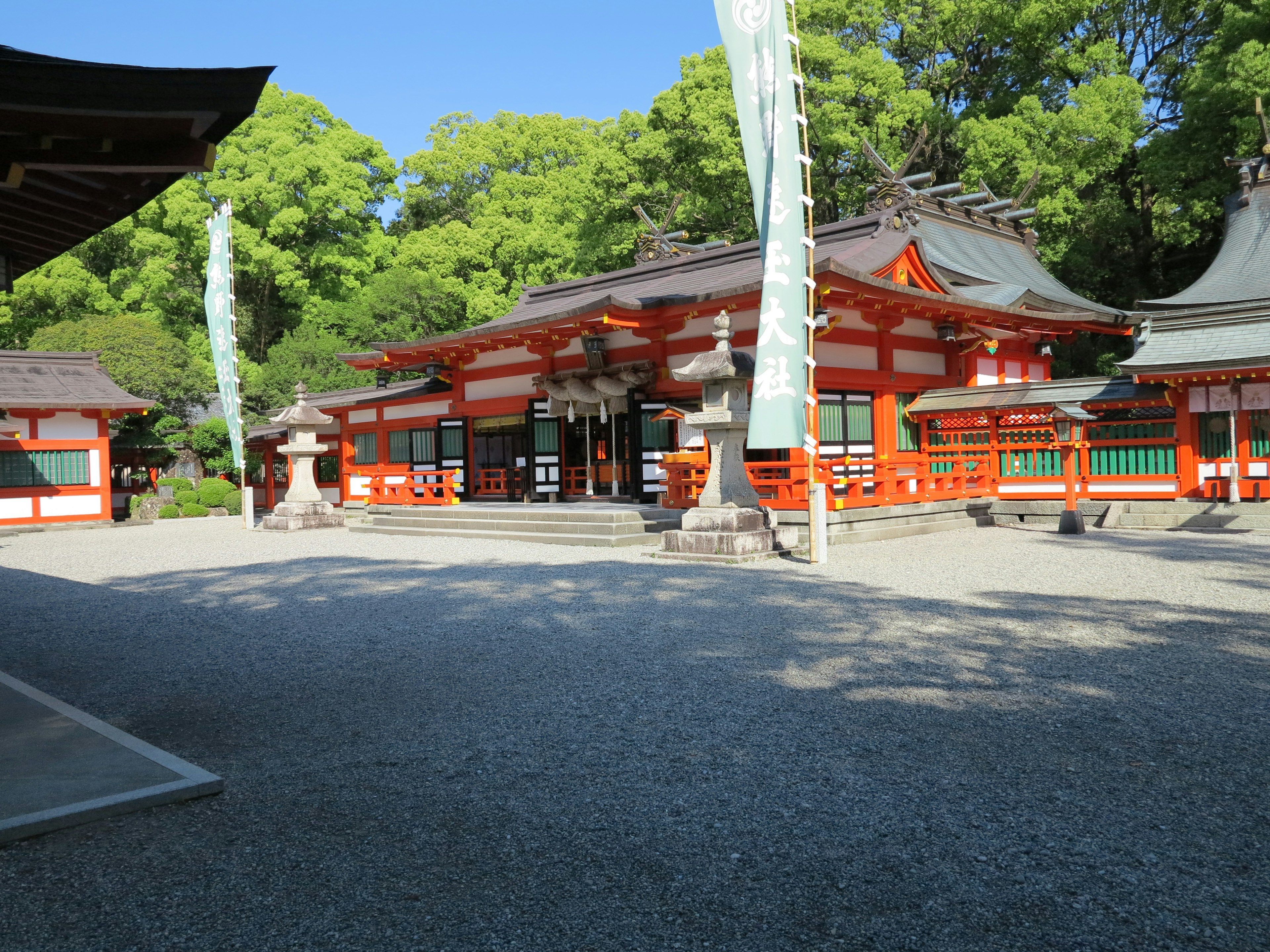 美しい赤い神社の建物と緑豊かな木々の風景