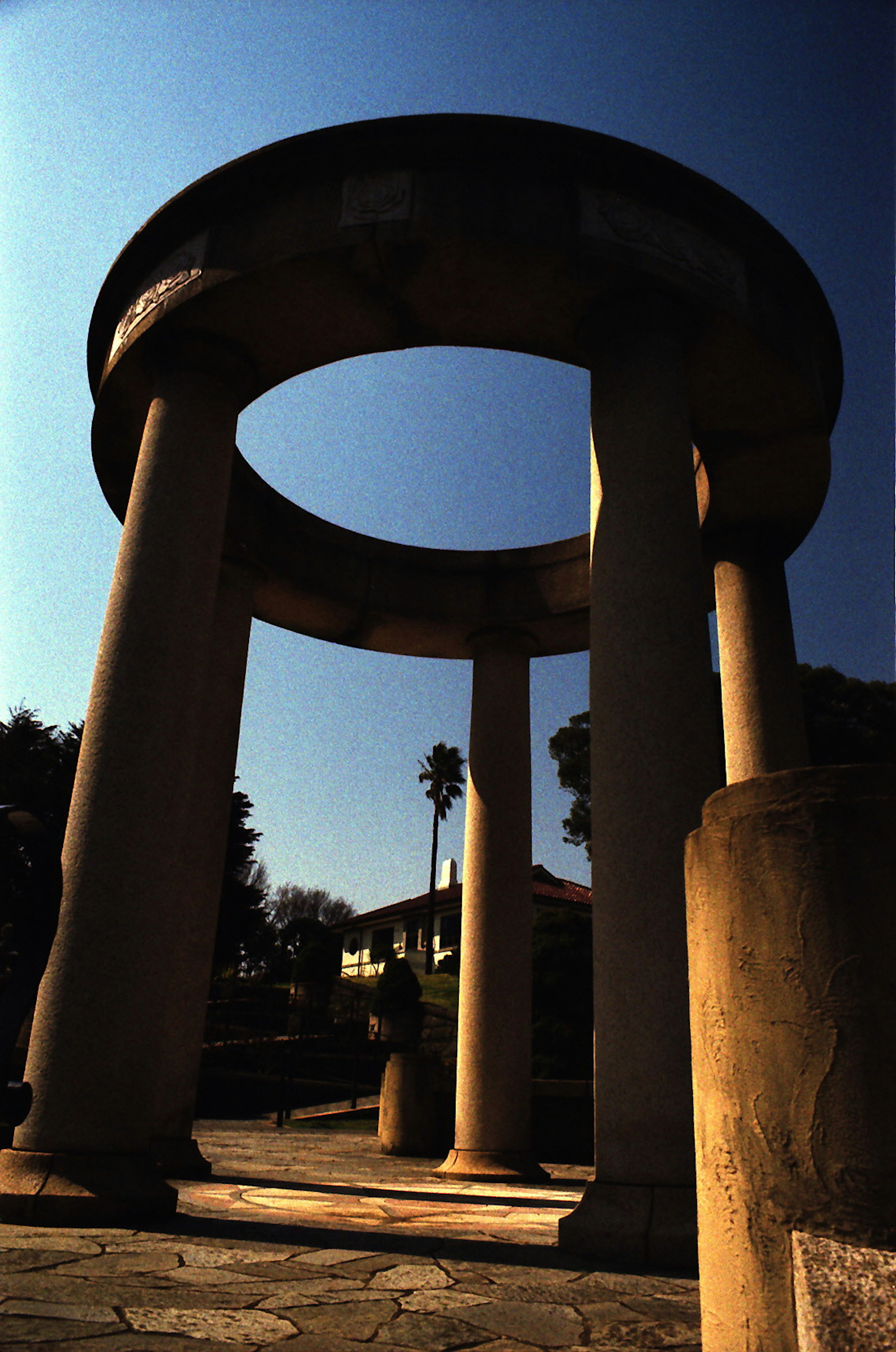 Struttura architettonica circolare con colonne e cielo blu