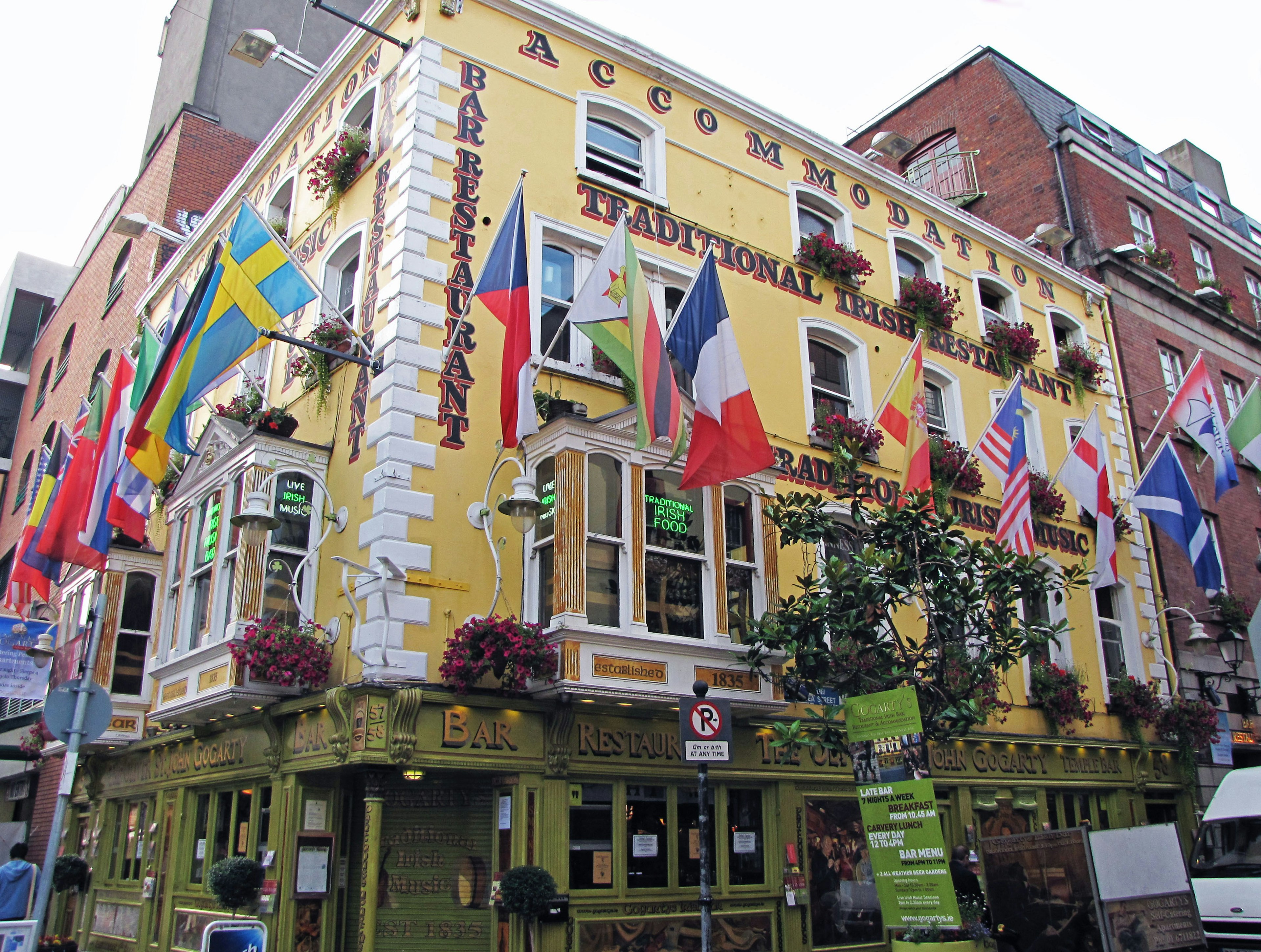 Bâtiment d'hébergement à l'extérieur jaune décoré de drapeaux internationaux