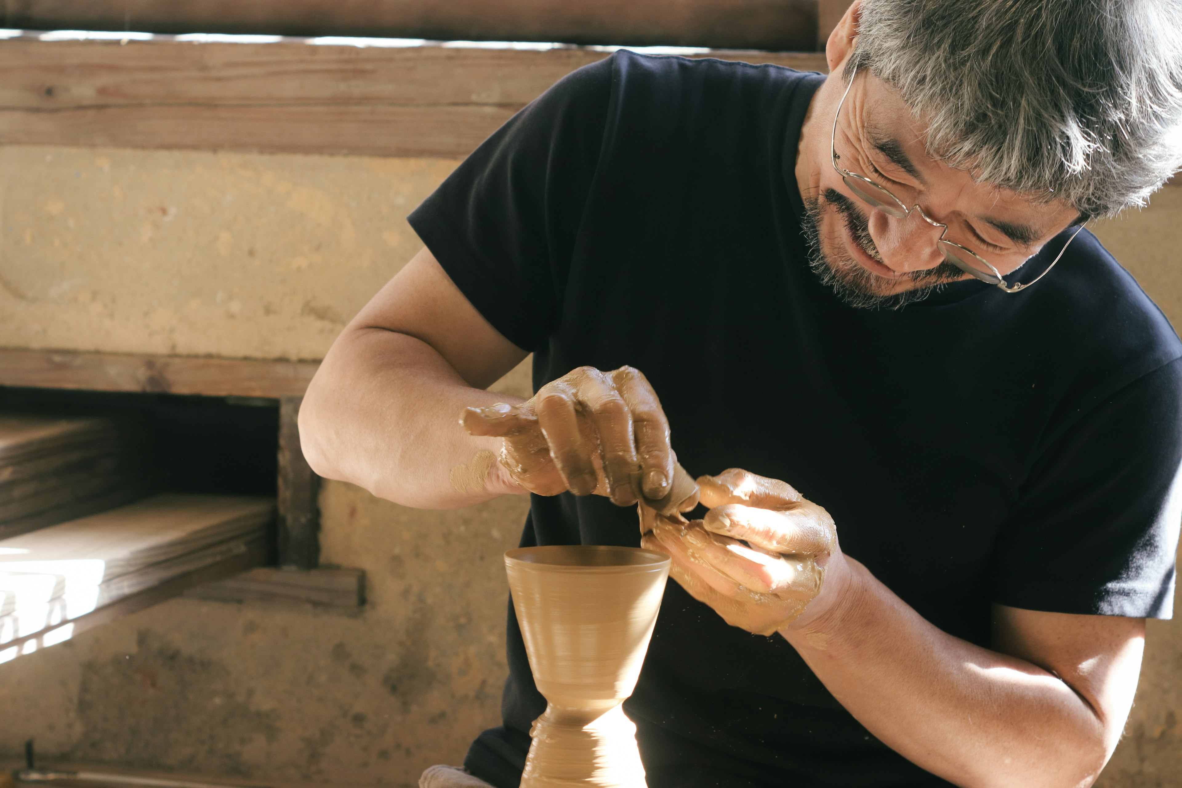 陶芸家が陶器を作るために細工している