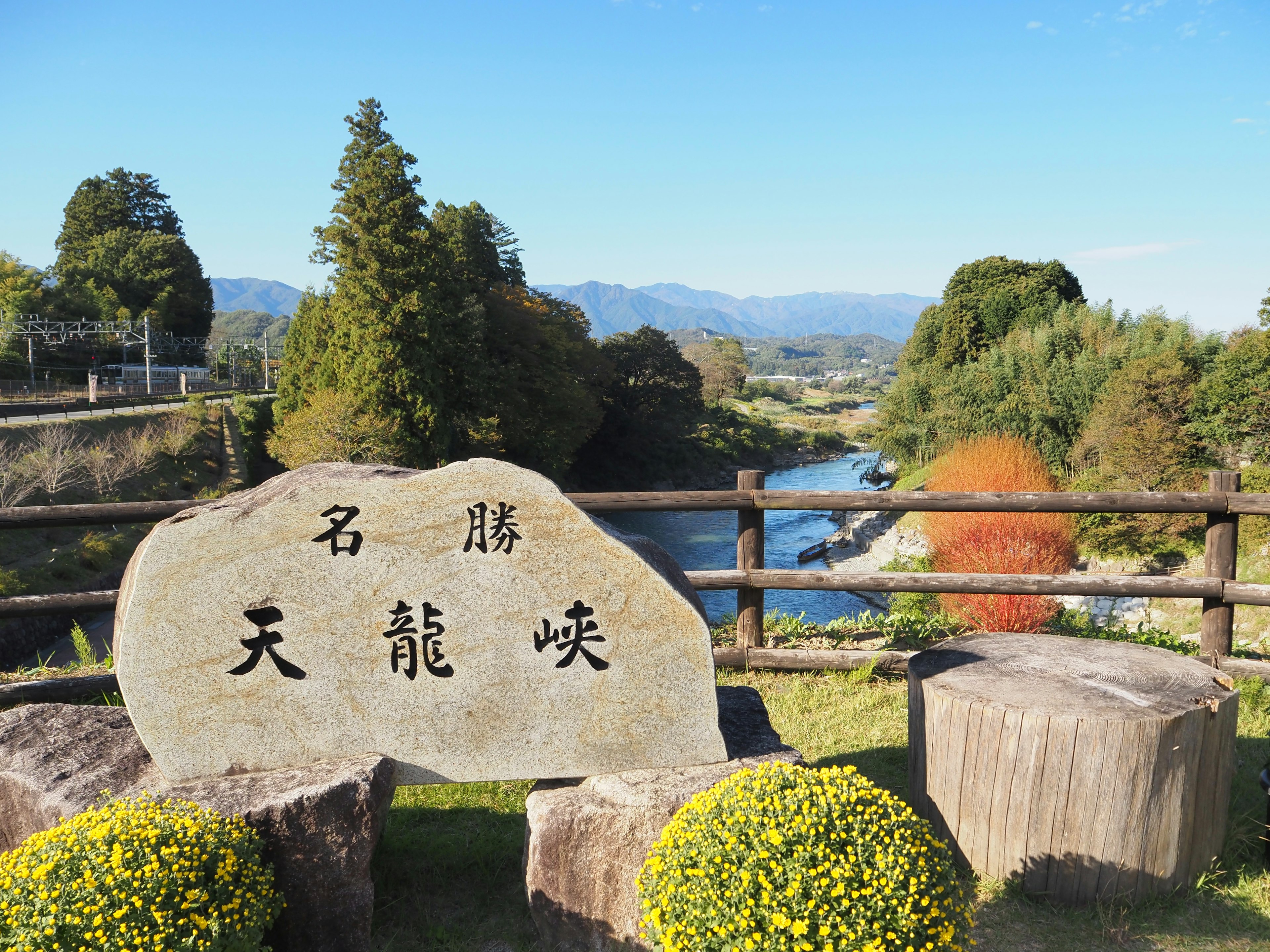 Vista panoramica con un monumento di pietra inciso con il nome Tenryusaki