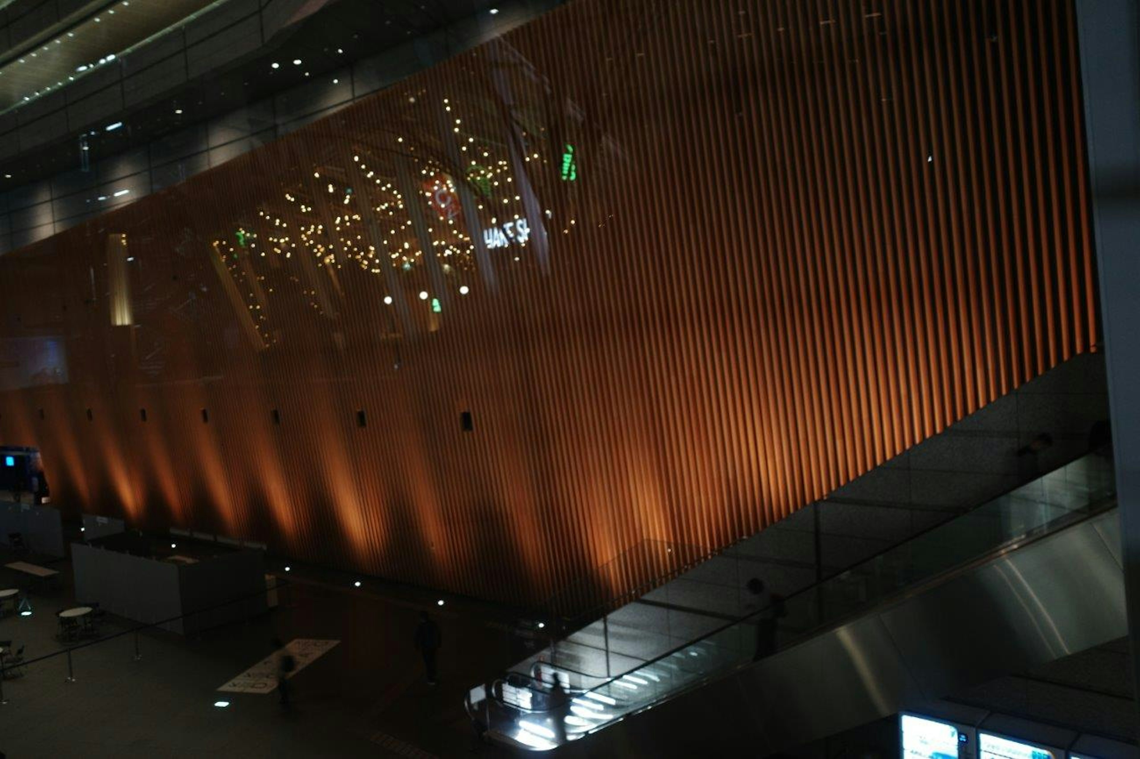 Orange Wand, die Licht reflektiert, in einem minimalistischen Designraum