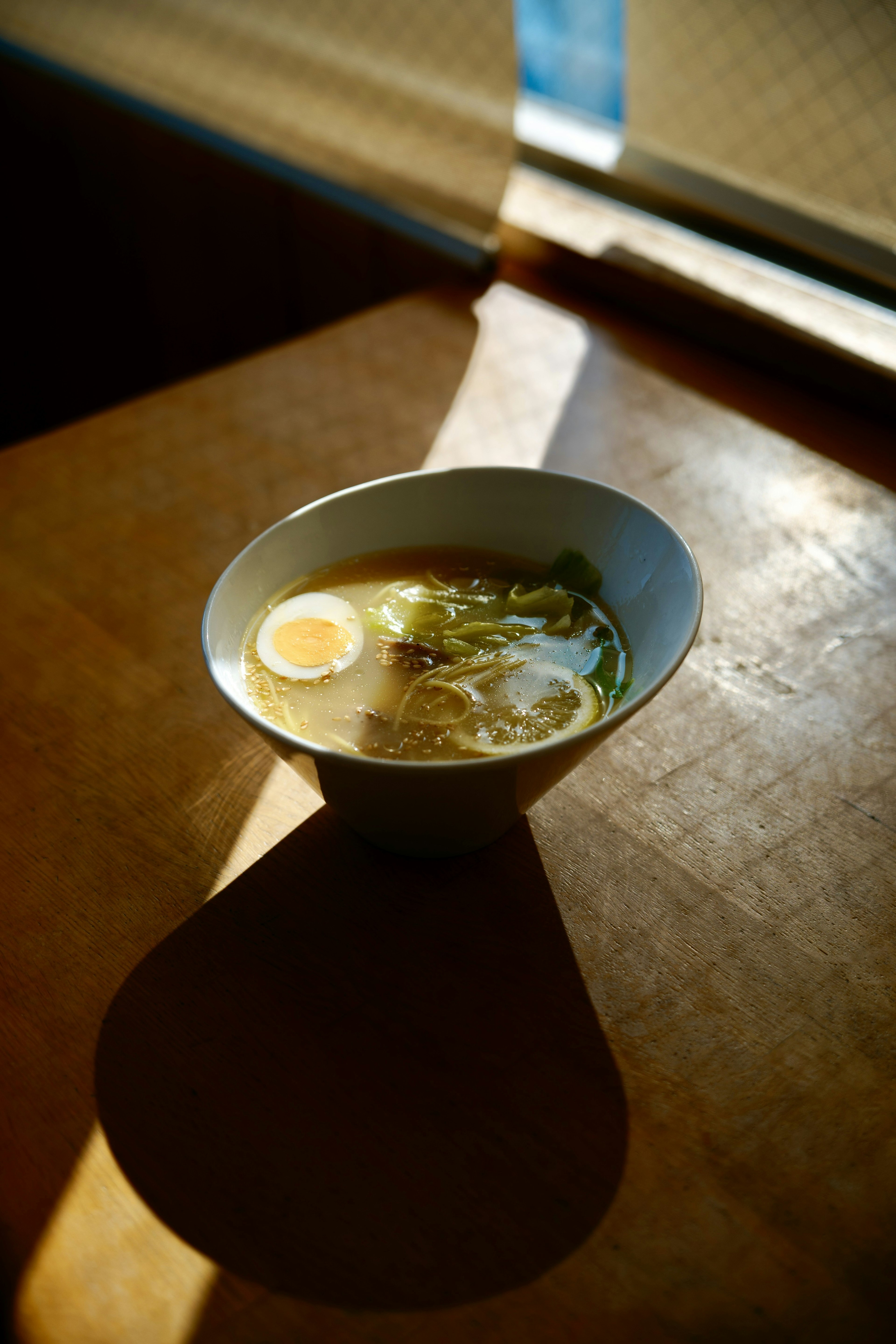 Cuenco de ramen con huevo cocido y cebollas verdes