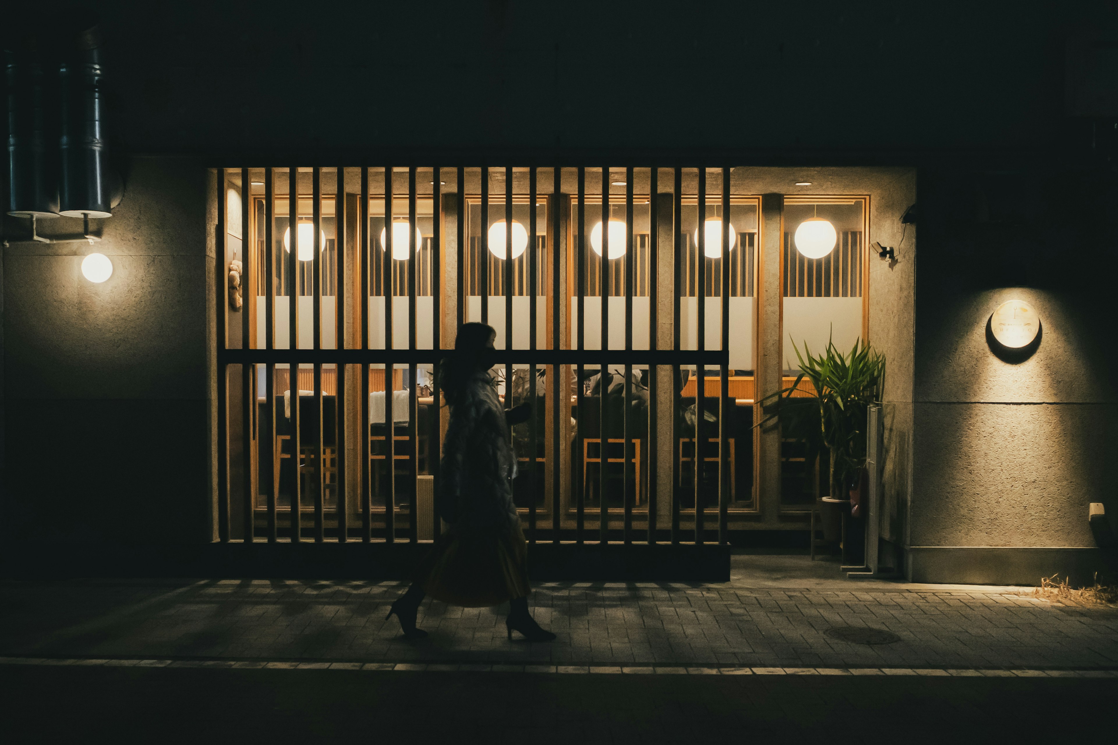 夜间传统日本餐厅的外观和路过的人