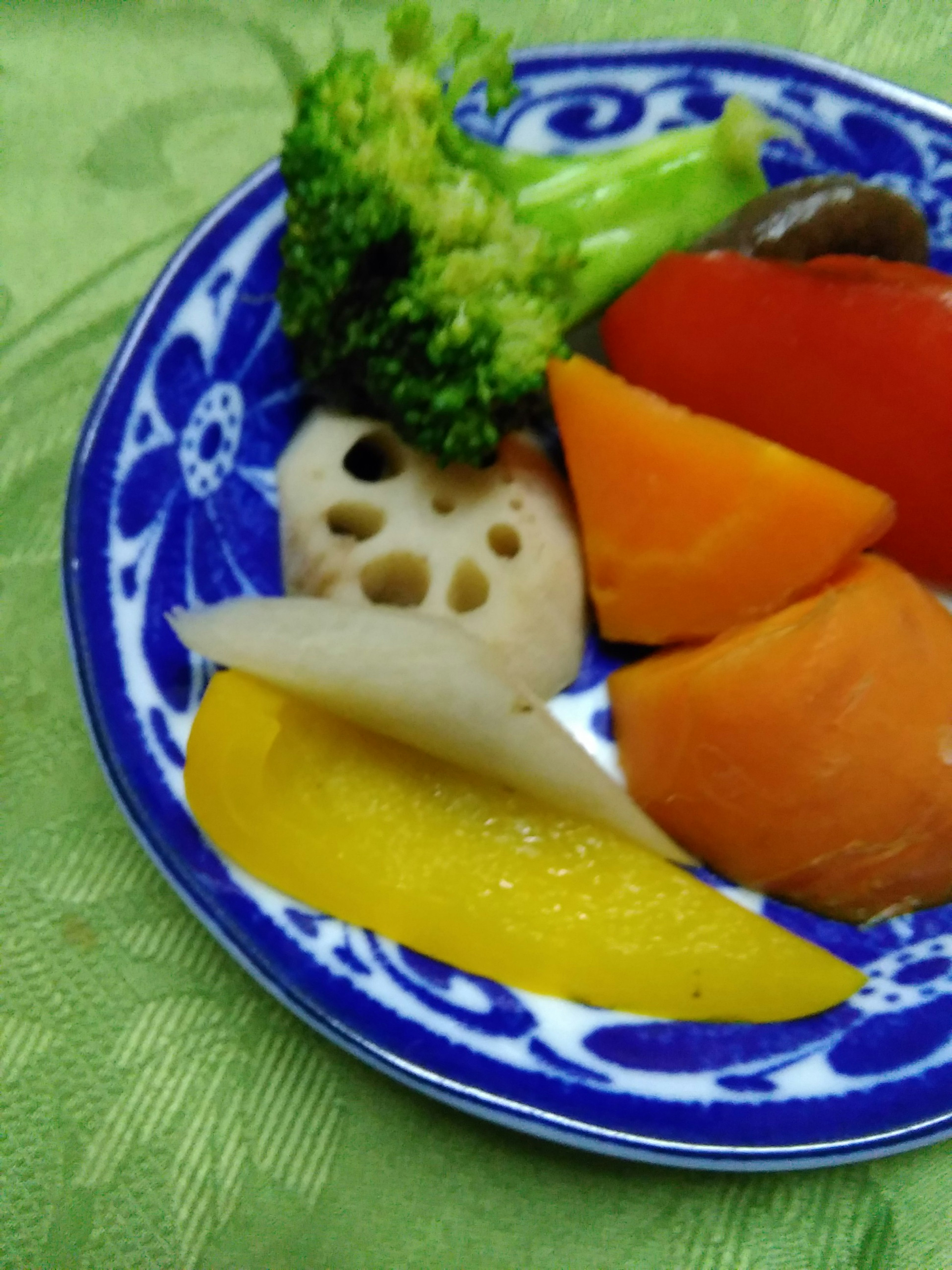 Colorido surtido de verduras en un plato azul