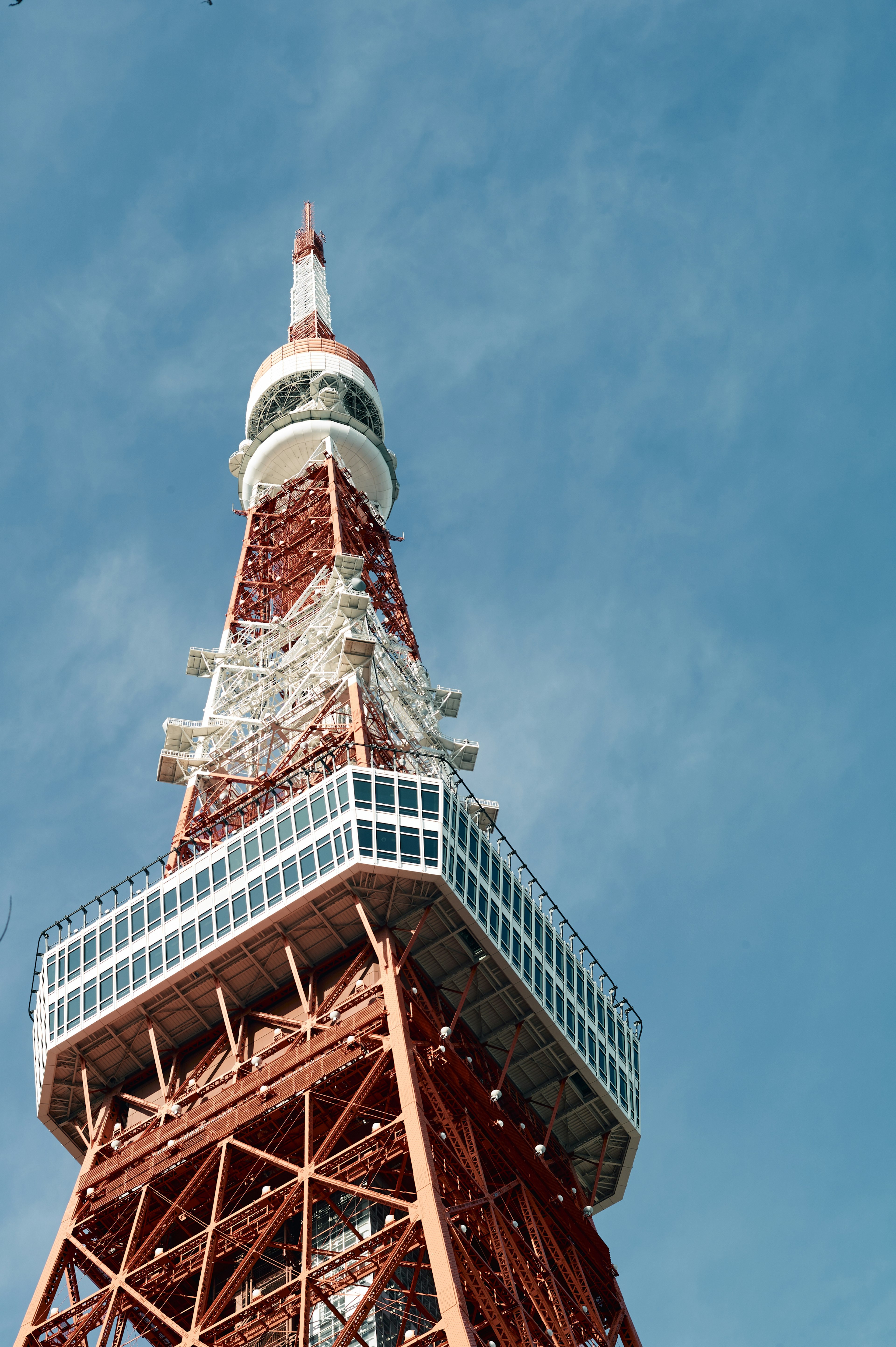 藍天背景下的東京塔頂部視圖