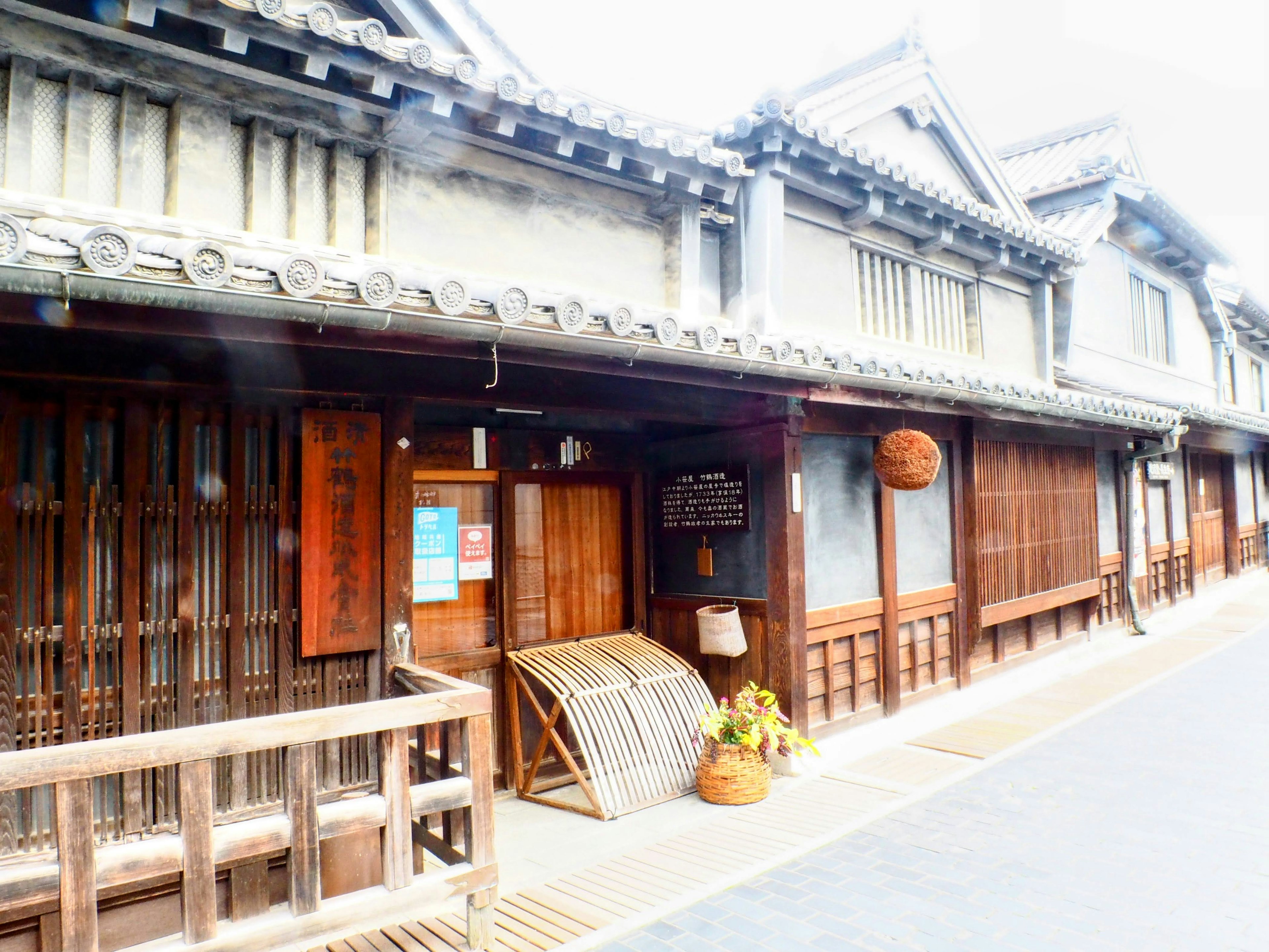 Eksterior bangunan Jepang tradisional dengan fasad kayu dan pintu masuk