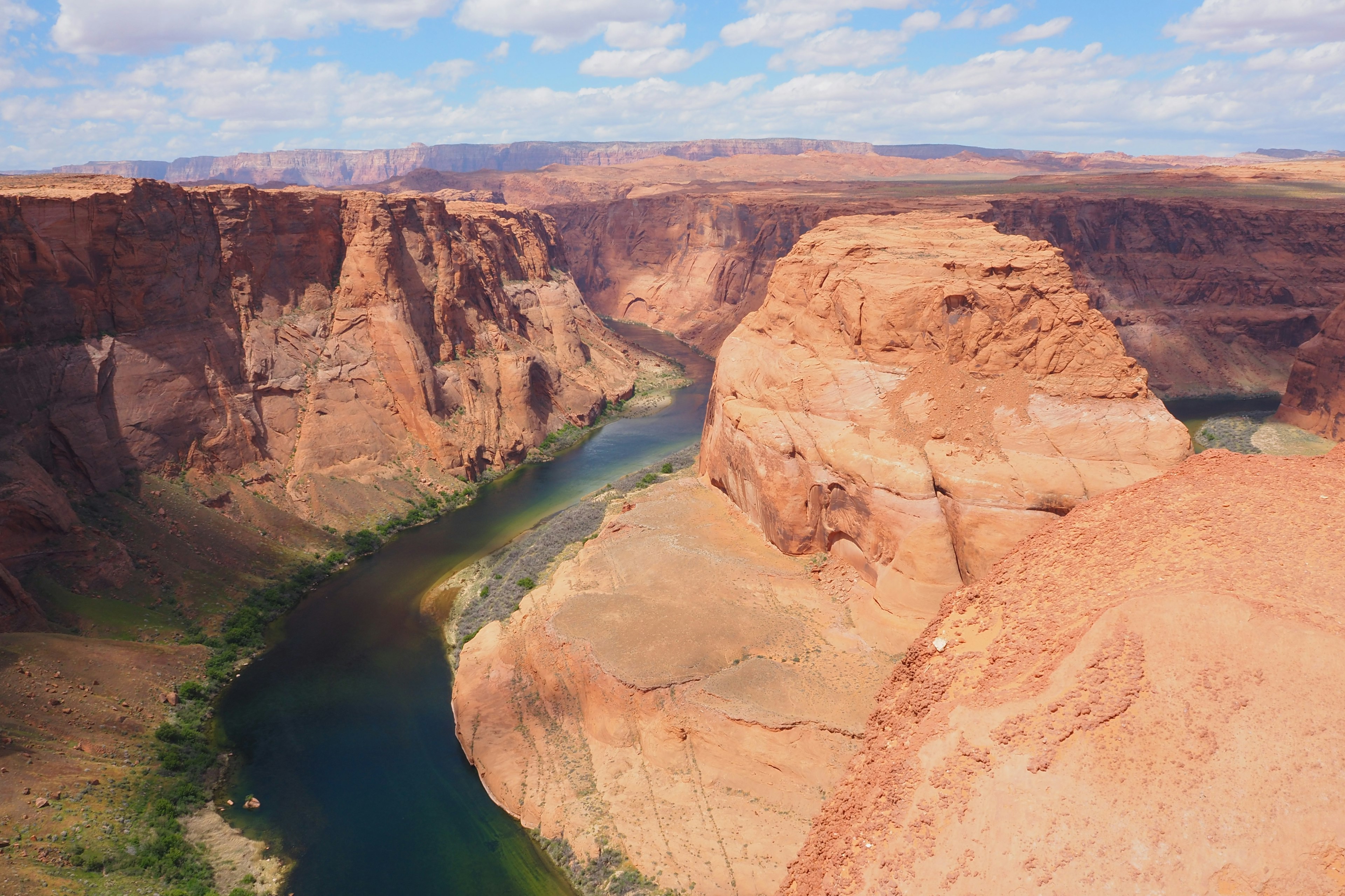 ทิวทัศน์ที่น่าทึ่งของ Horseshoe Bend รูปแบบหินแดงและแม่น้ำสีน้ำเงิน