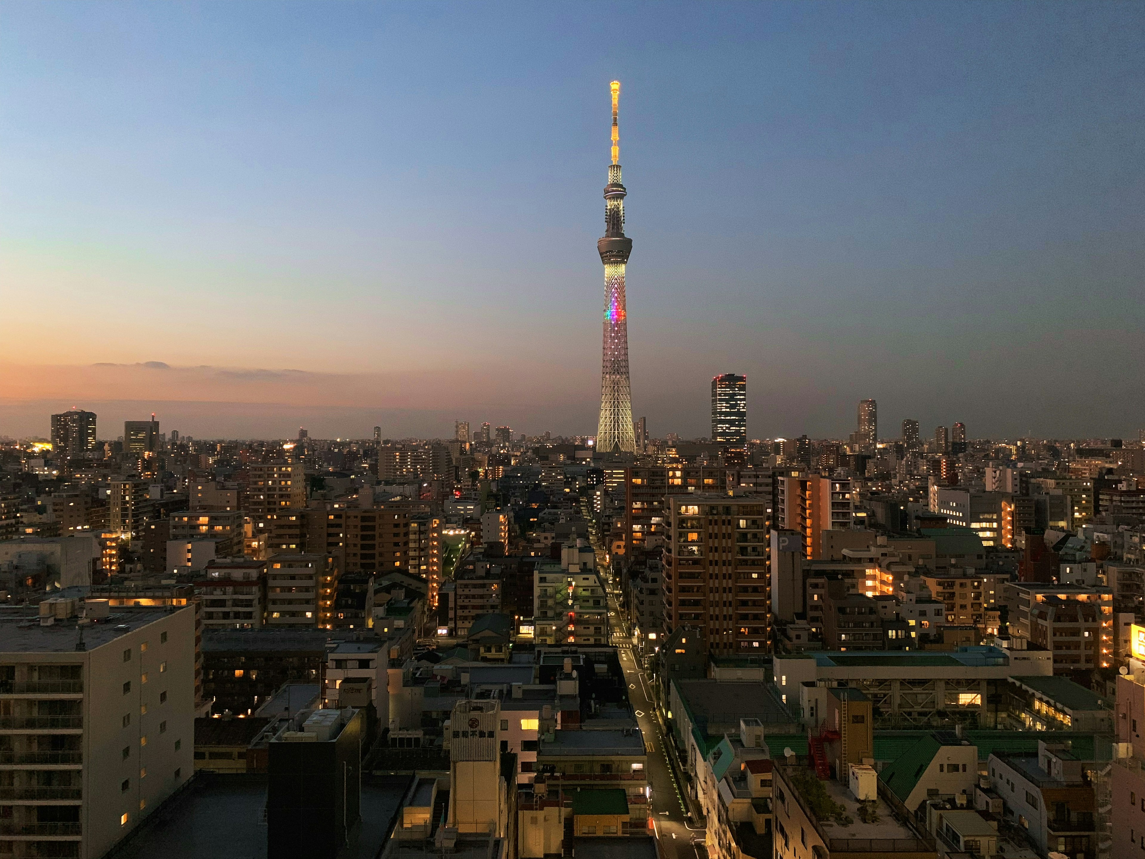 Tokyo Skytree que se eleva sobre el paisaje urbano al atardecer