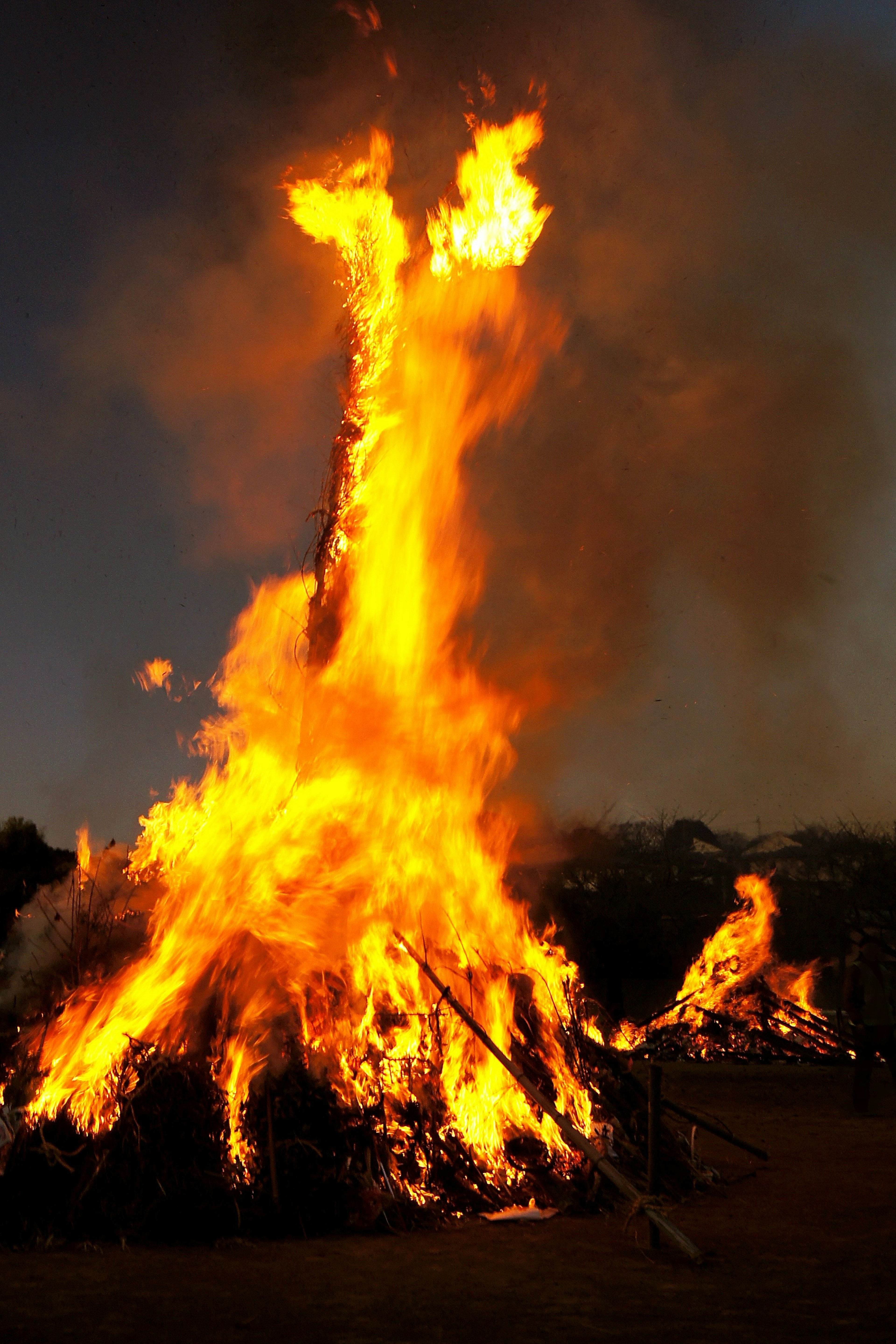 Grand feu de joie avec des flammes créant des formes uniques et des couleurs vives