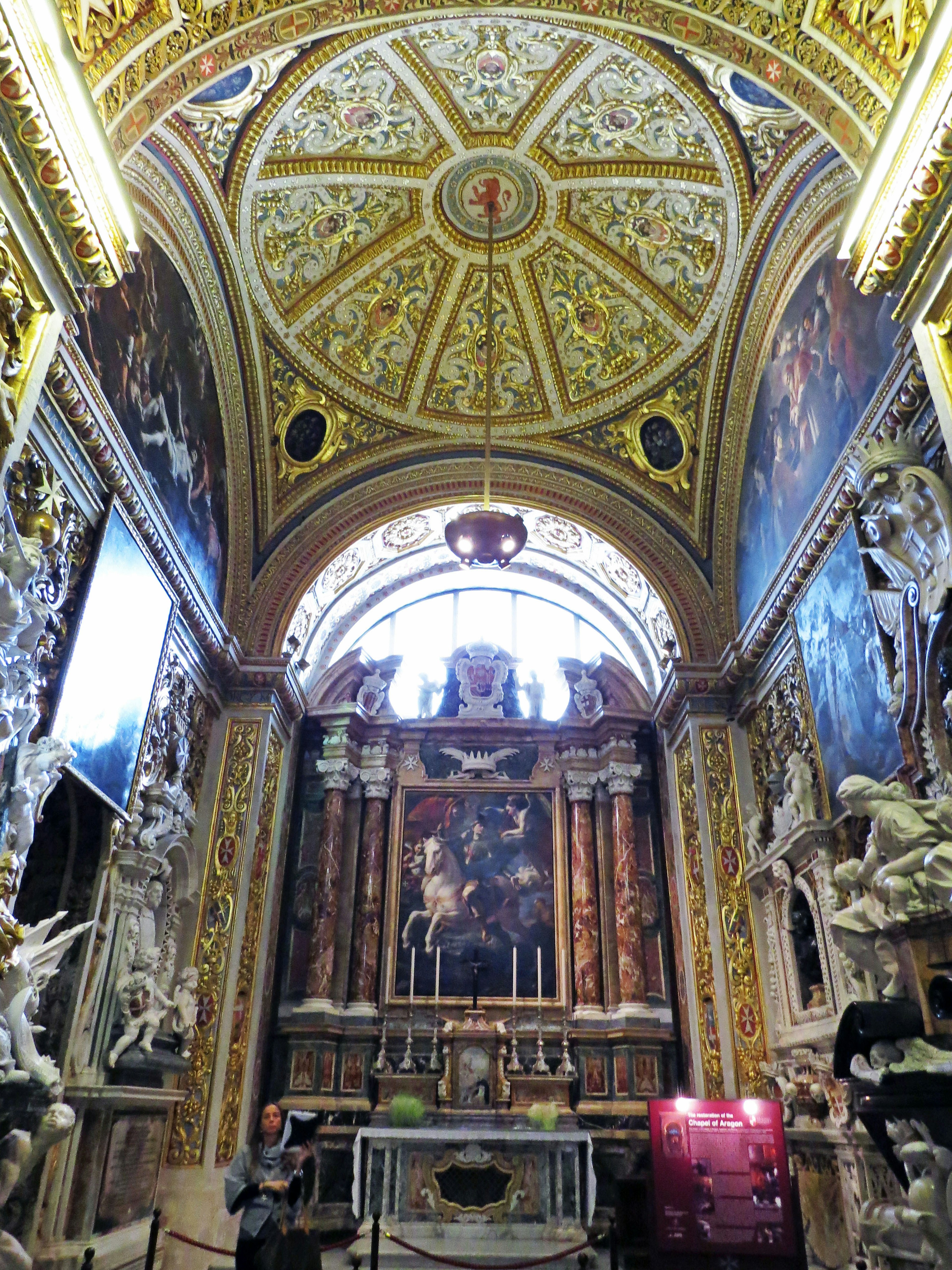 Interior gereja yang didekorasi indah dengan langit-langit ornamen dan altar