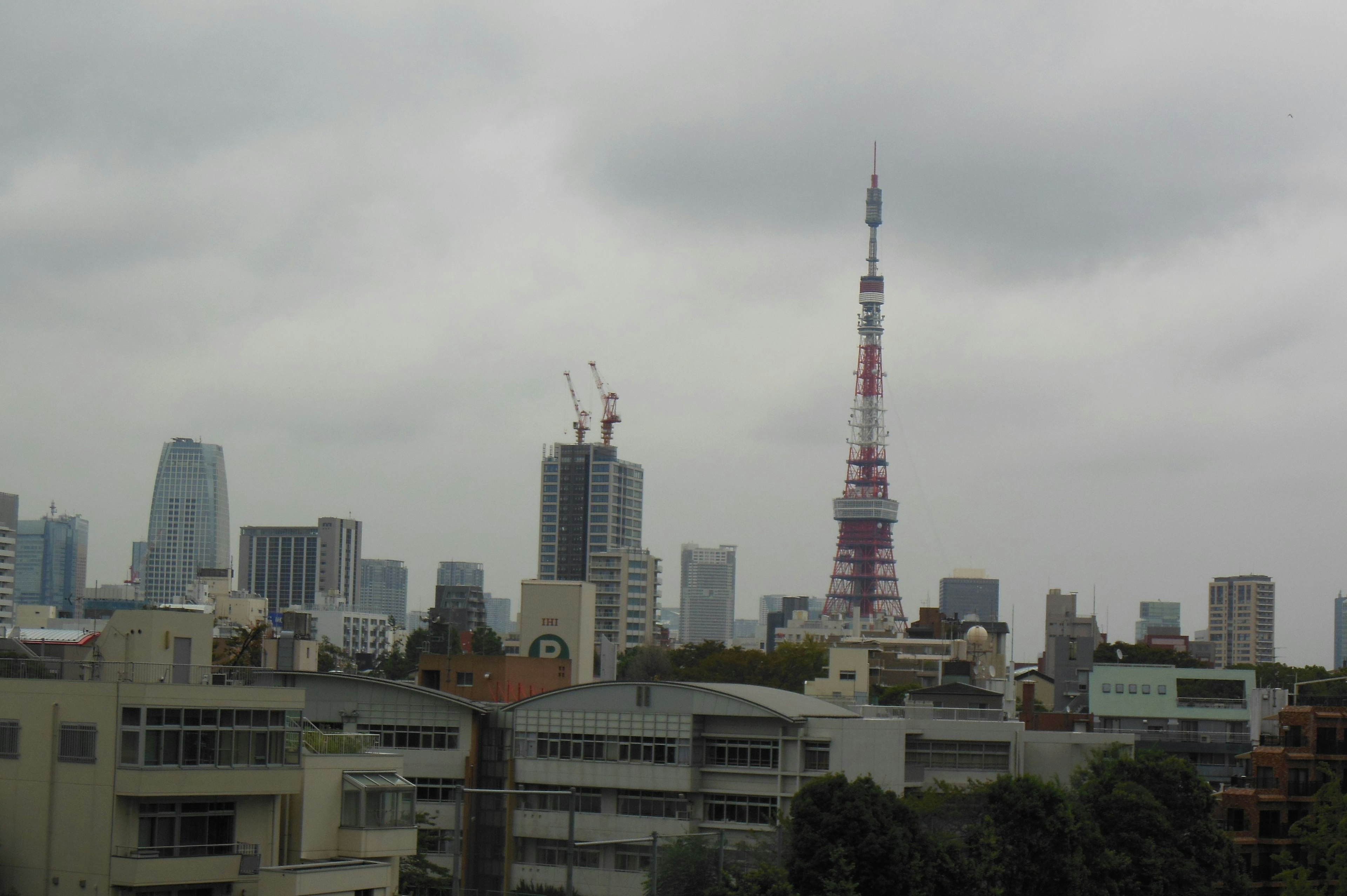 Pemandangan Tokyo Tower dan gedung pencakar langit di sekitarnya pada hari mendung