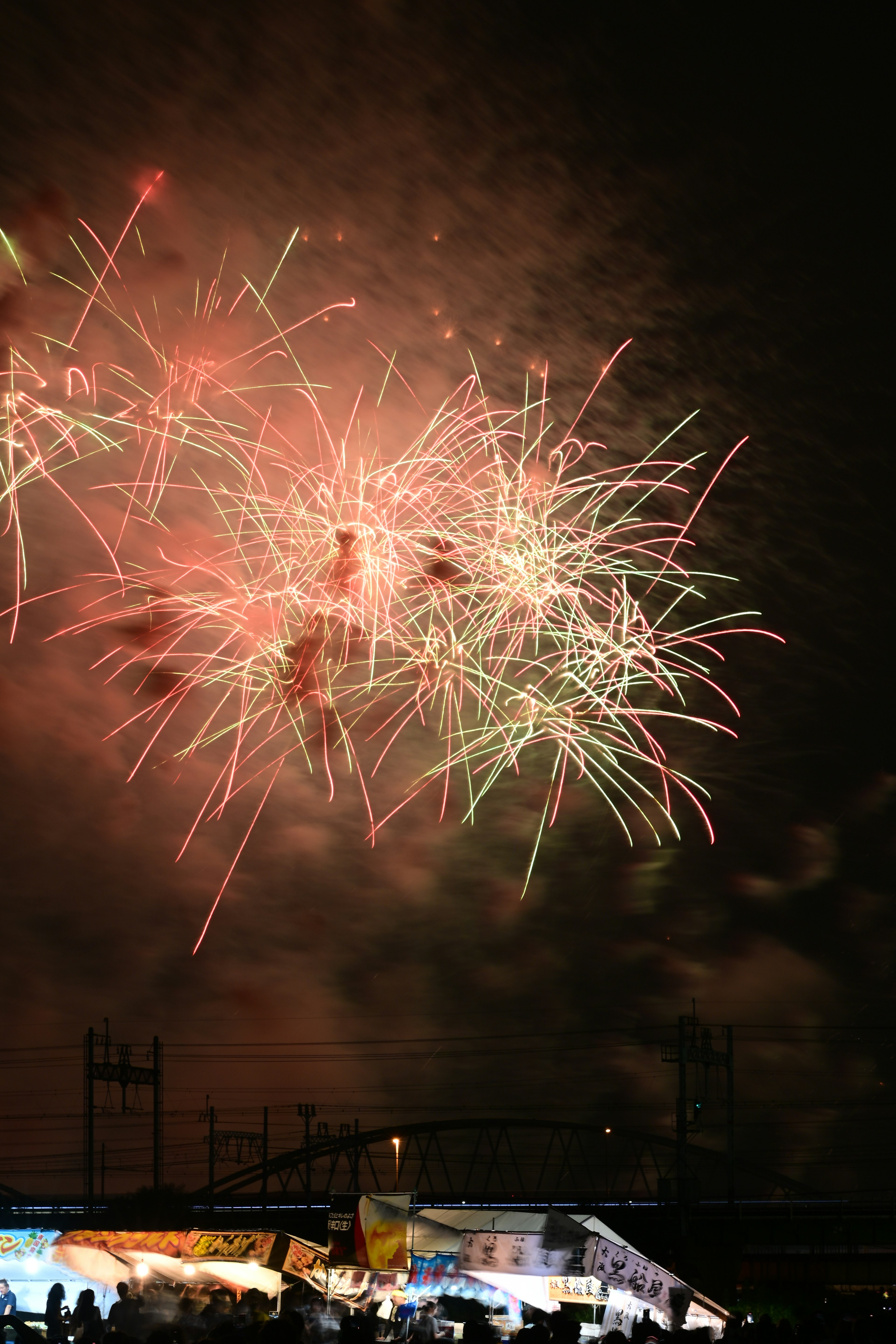 Farbige Feuerwerk-Show erhellt den Nachthimmel mit lebhaften Ausbrüchen