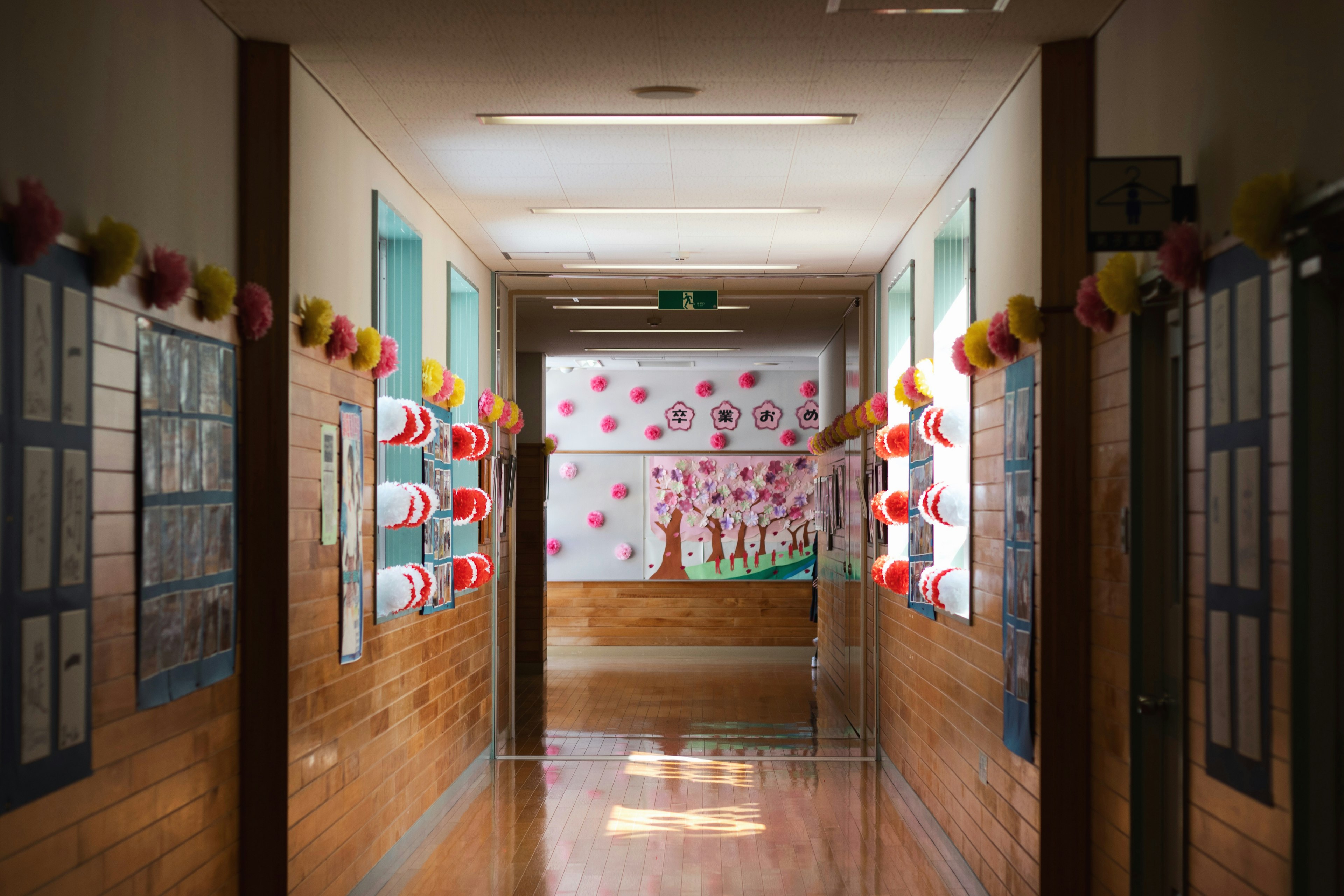 Pasillo brillante decorado con adornos de papel coloridos y un mural de flores