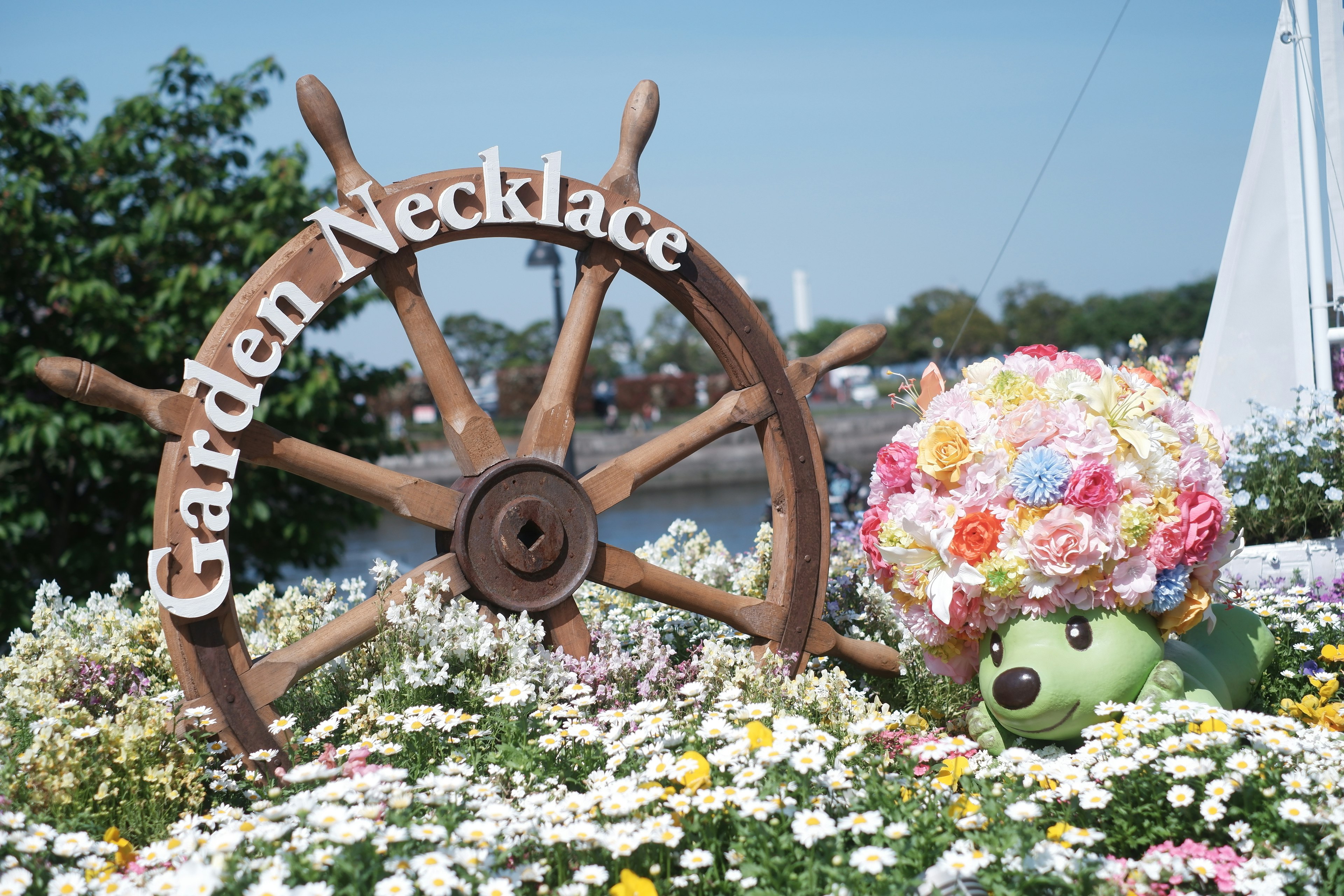 Flower-adorned ship's wheel with a cute character design