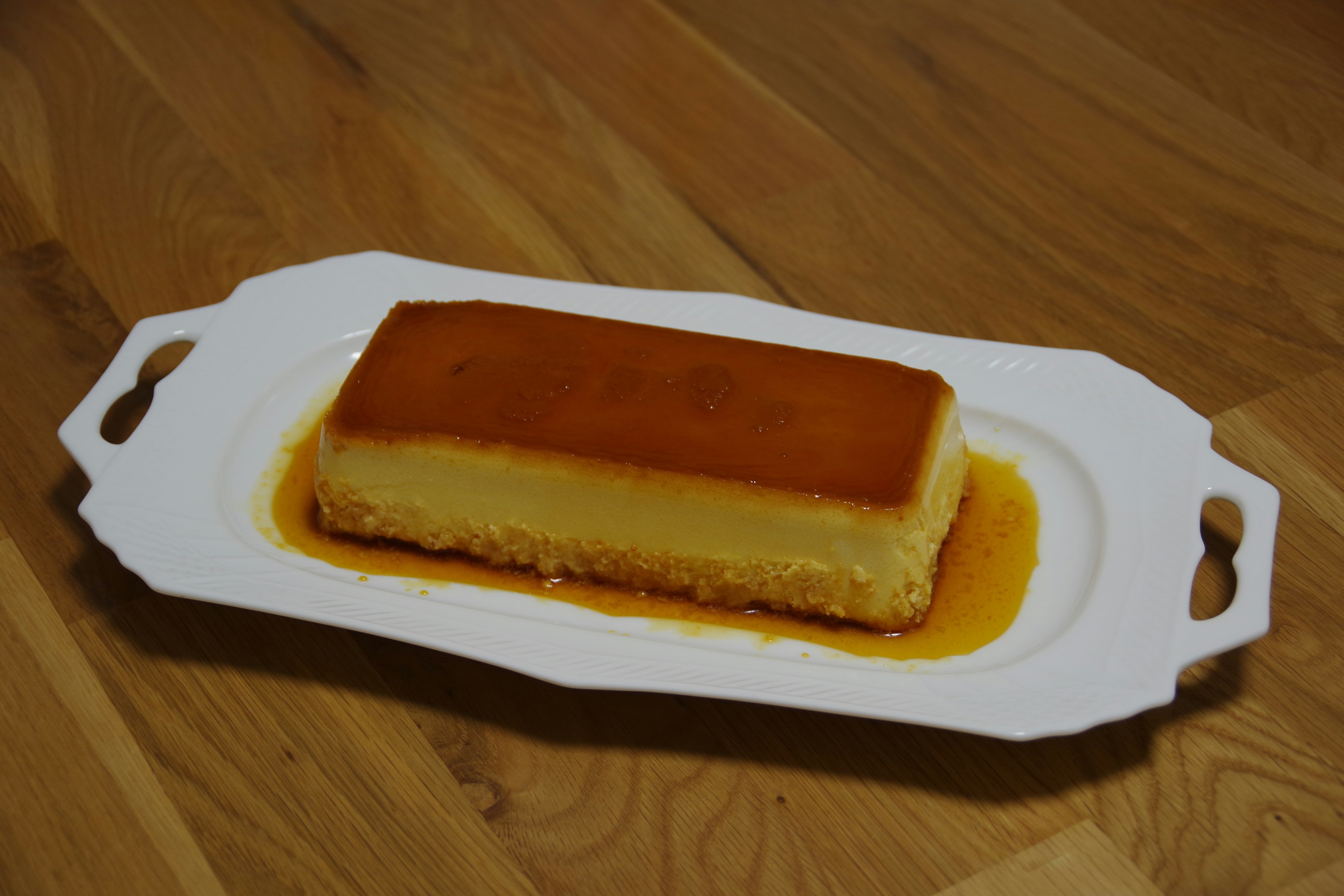 Bánh flan caramel được trình bày trên đĩa trắng