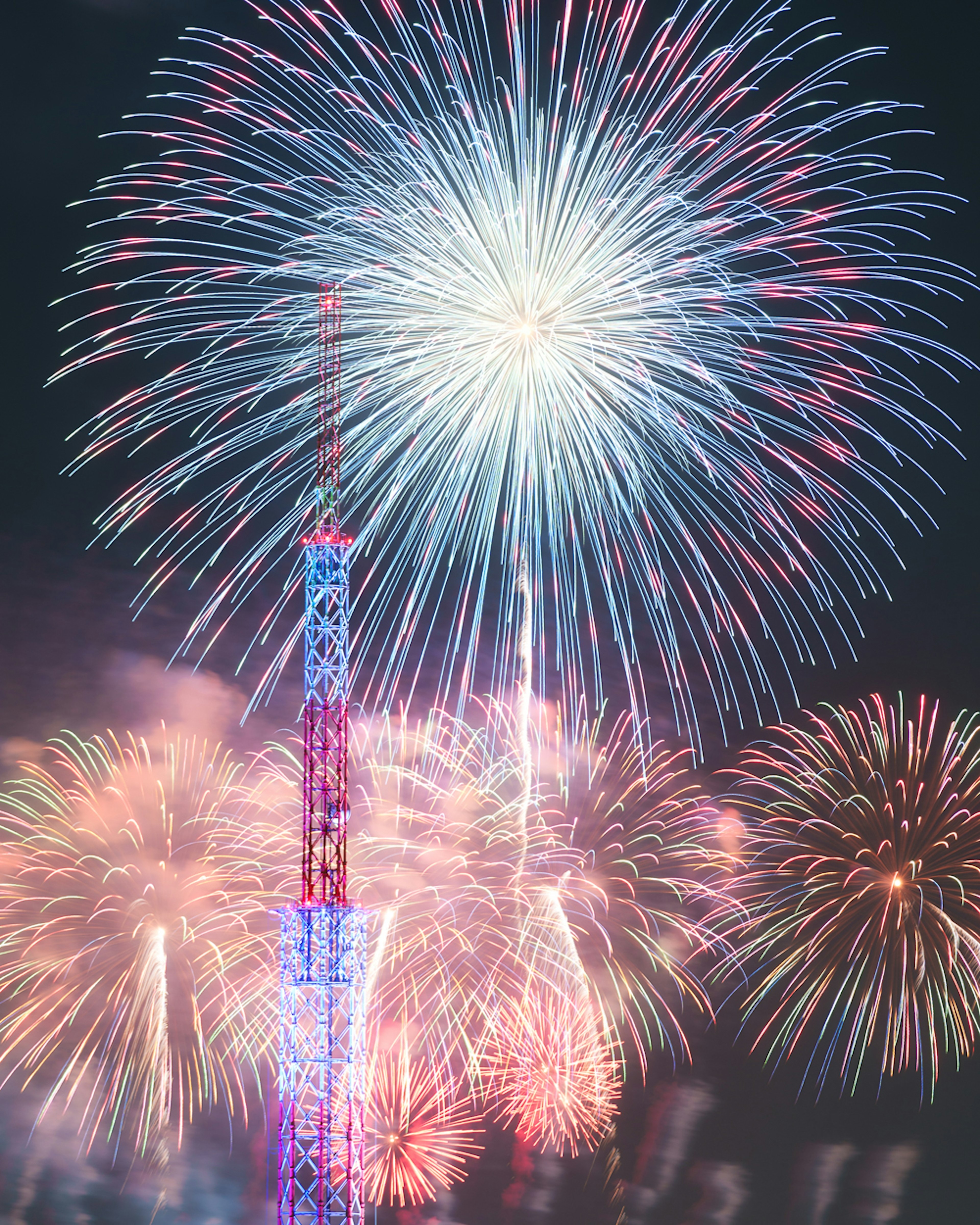 夜空に輝く花火と色とりどりの光