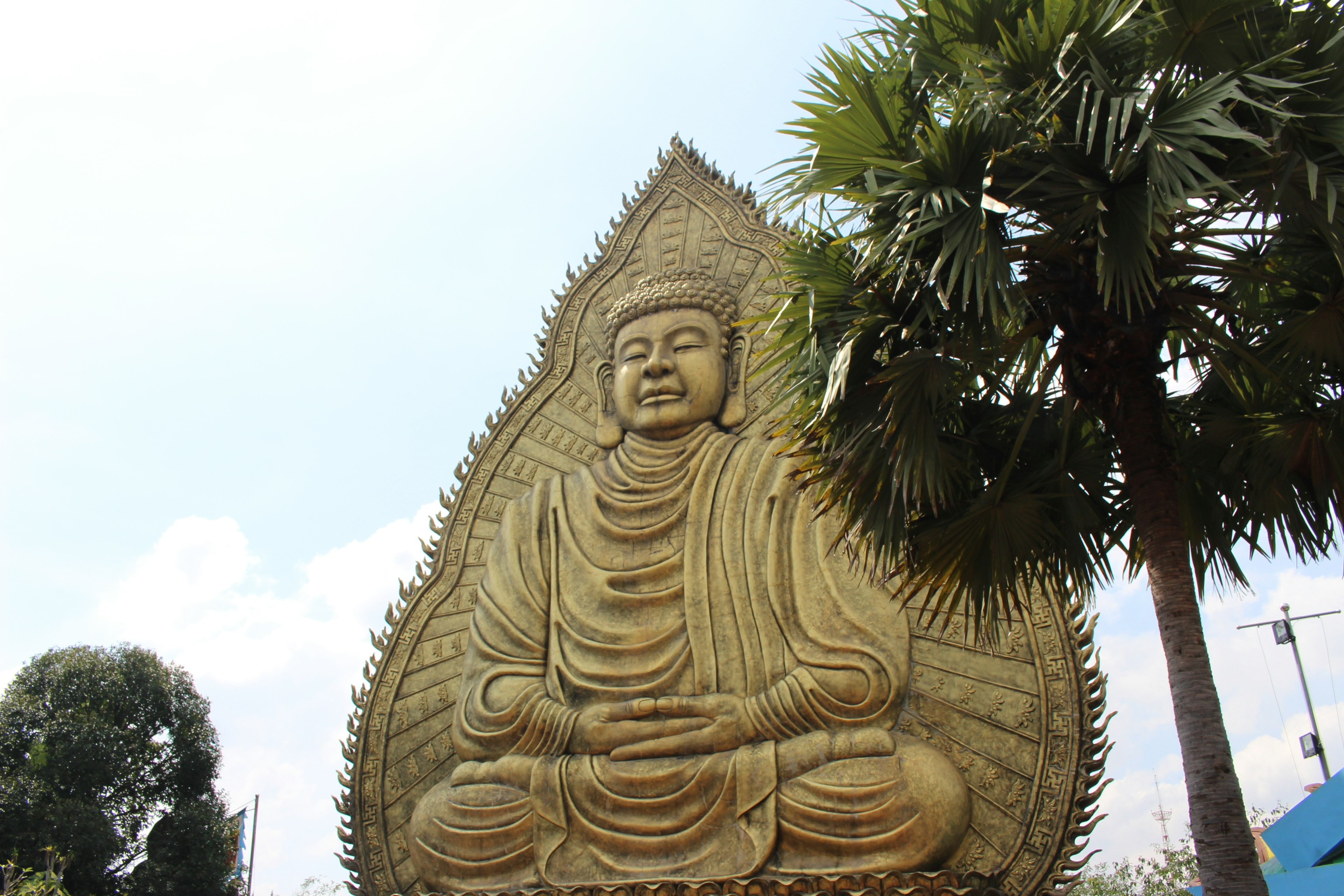 Große Buddha-Statue unter einem blauen Himmel