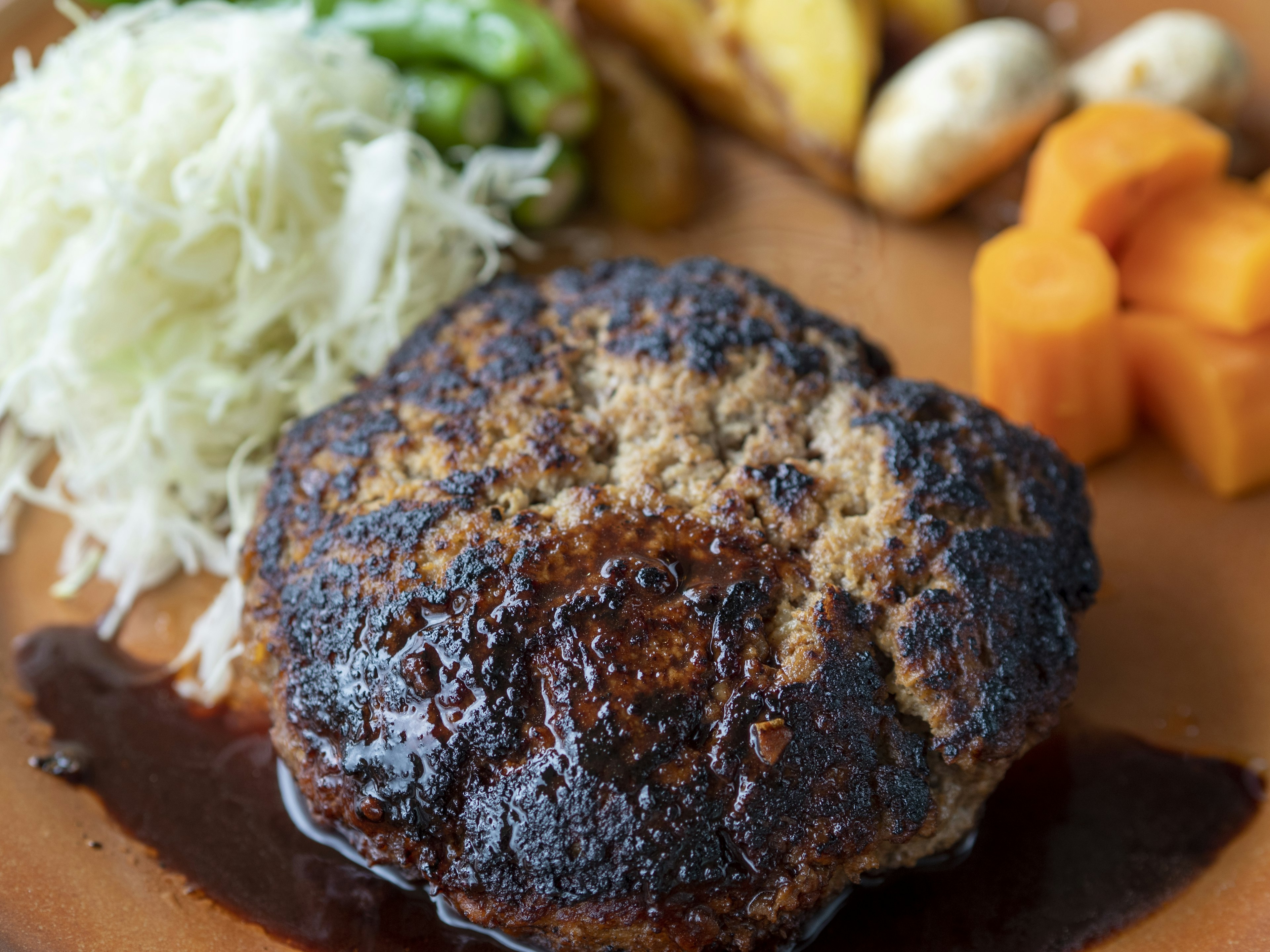 Gegrilltes Hamburgersteak mit gemischtem Gemüse