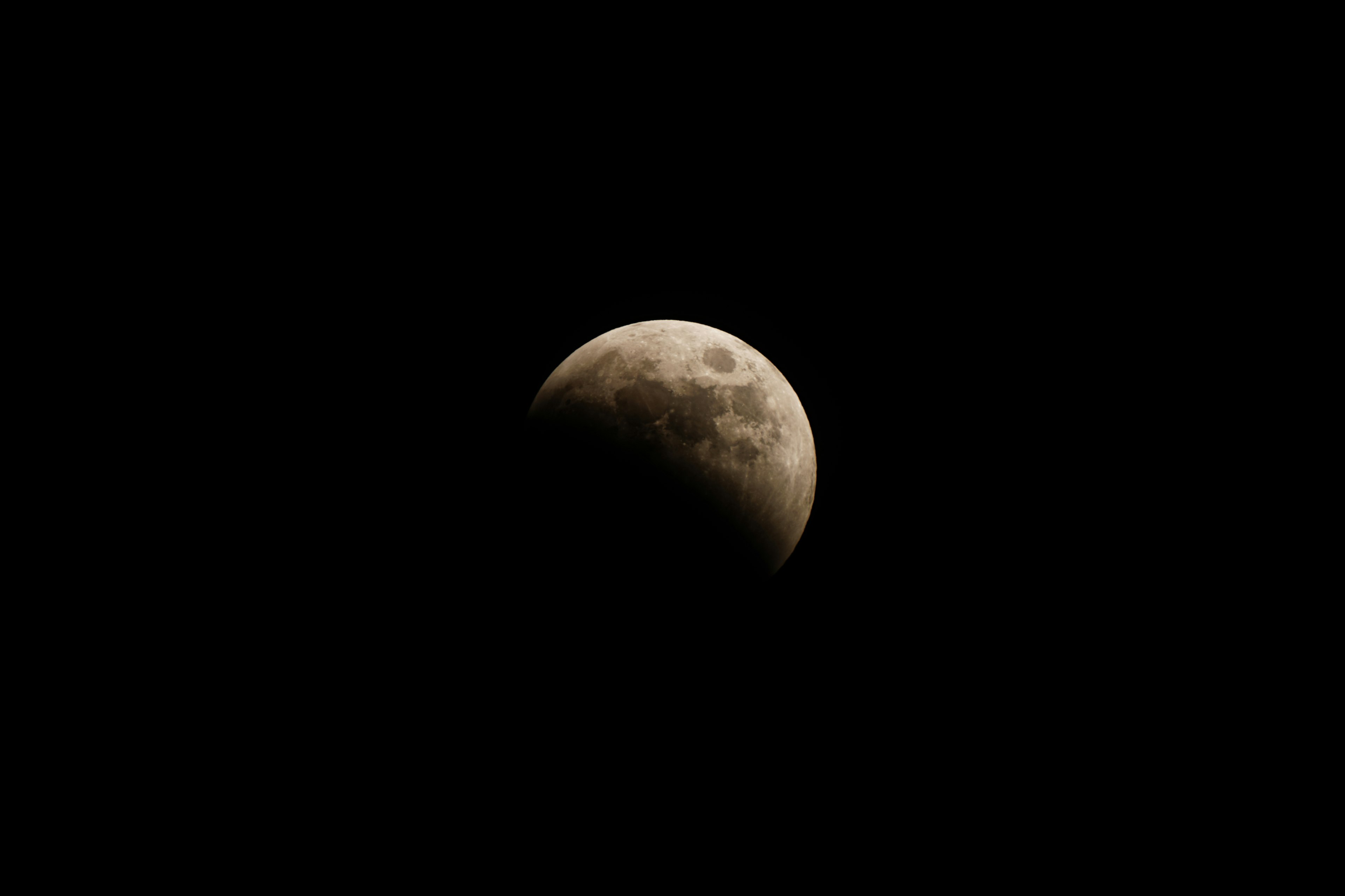 Sombra parcial de la luna visible en el cielo nocturno