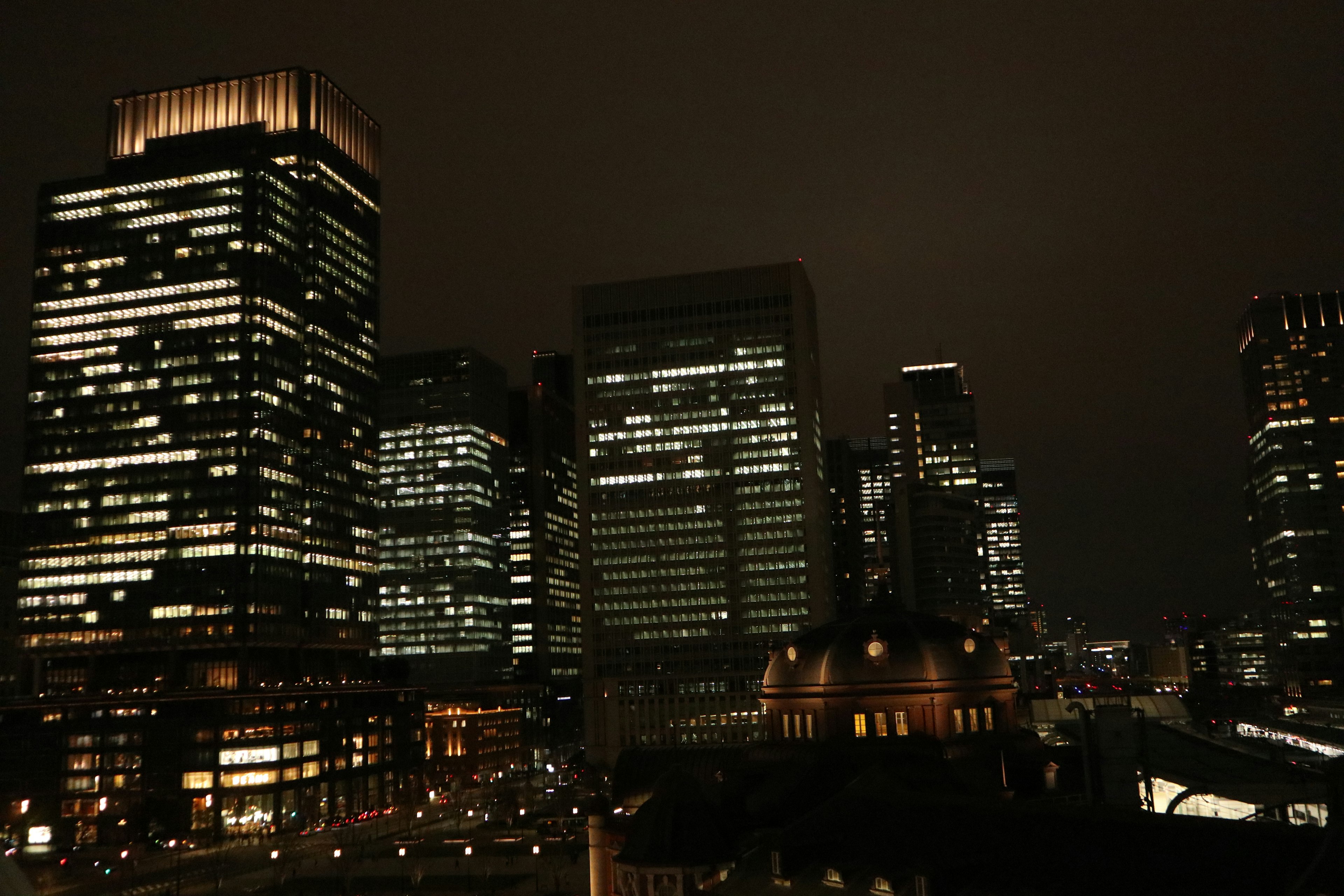 夜間城市天際線與照亮的摩天大樓