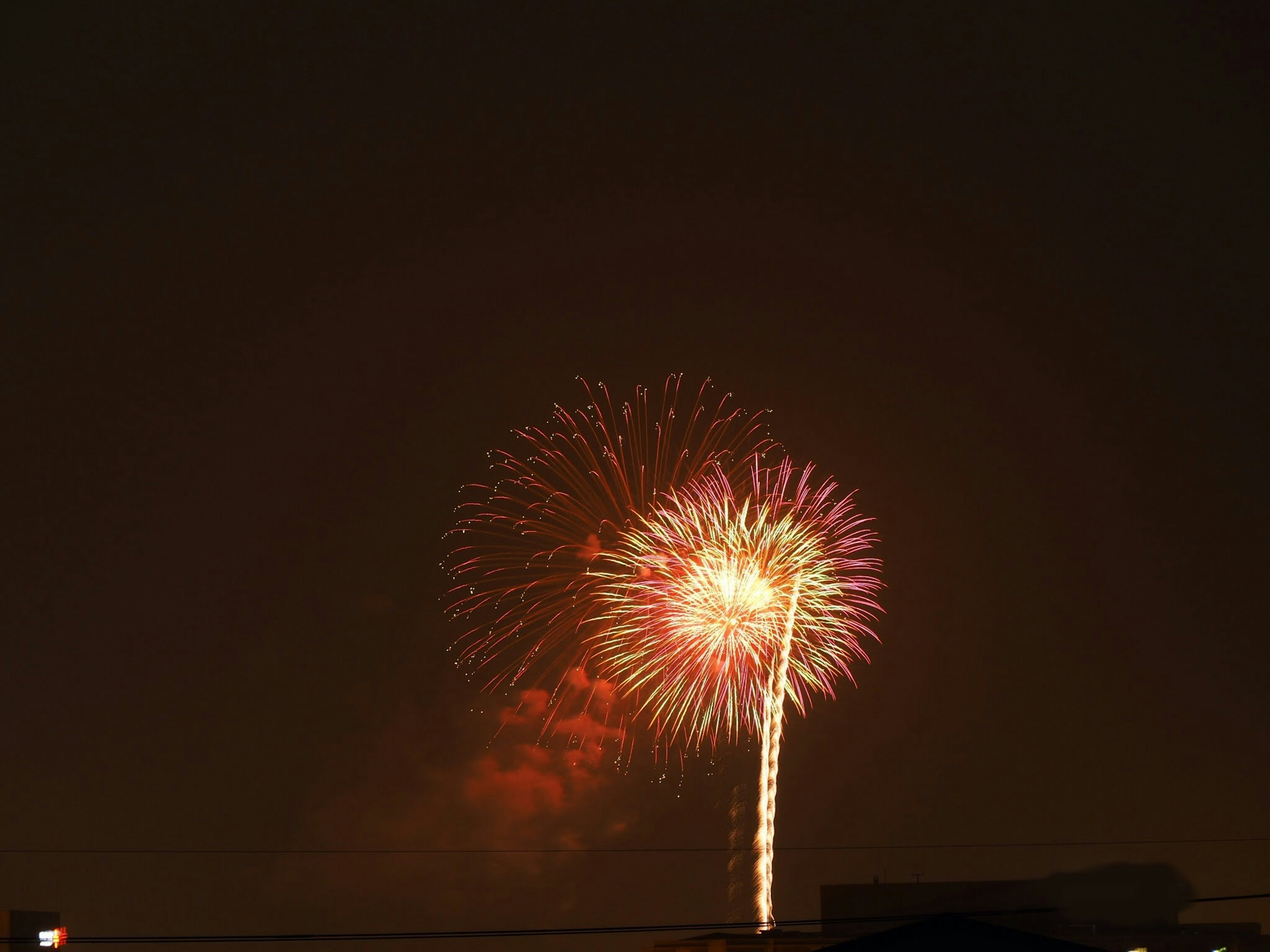 Fuochi d'artificio colorati che esplodono nel cielo notturno