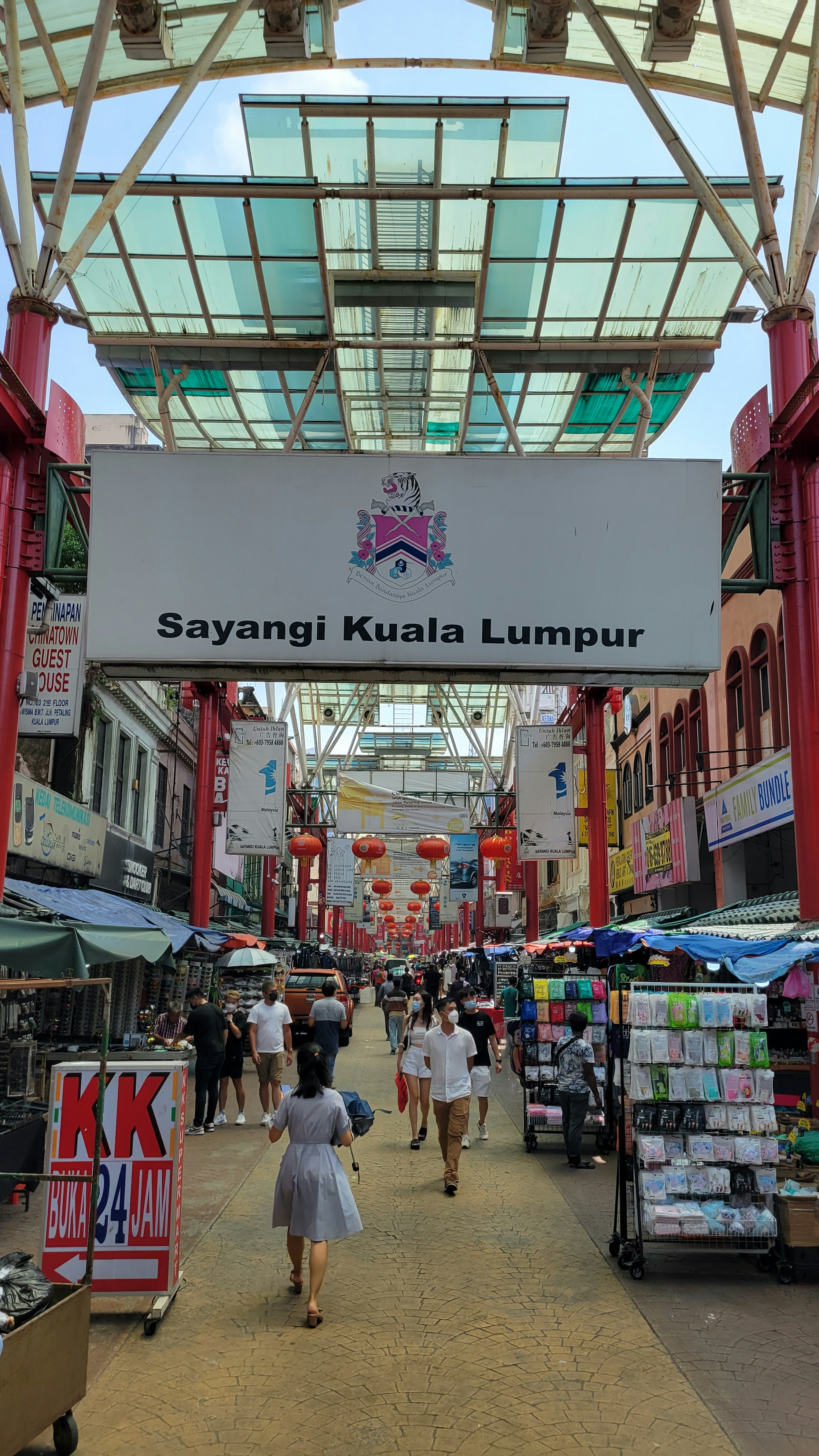 Pemandangan jalan yang ramai di Kuala Lumpur dengan kios dan pejalan kaki