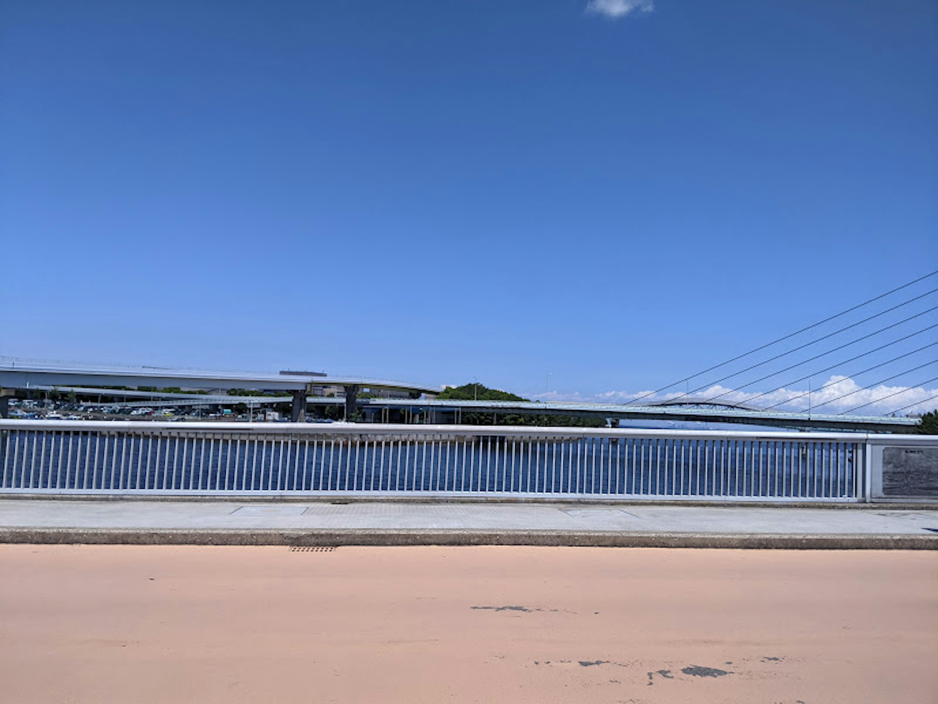 Un puente sobre el agua bajo un cielo azul claro