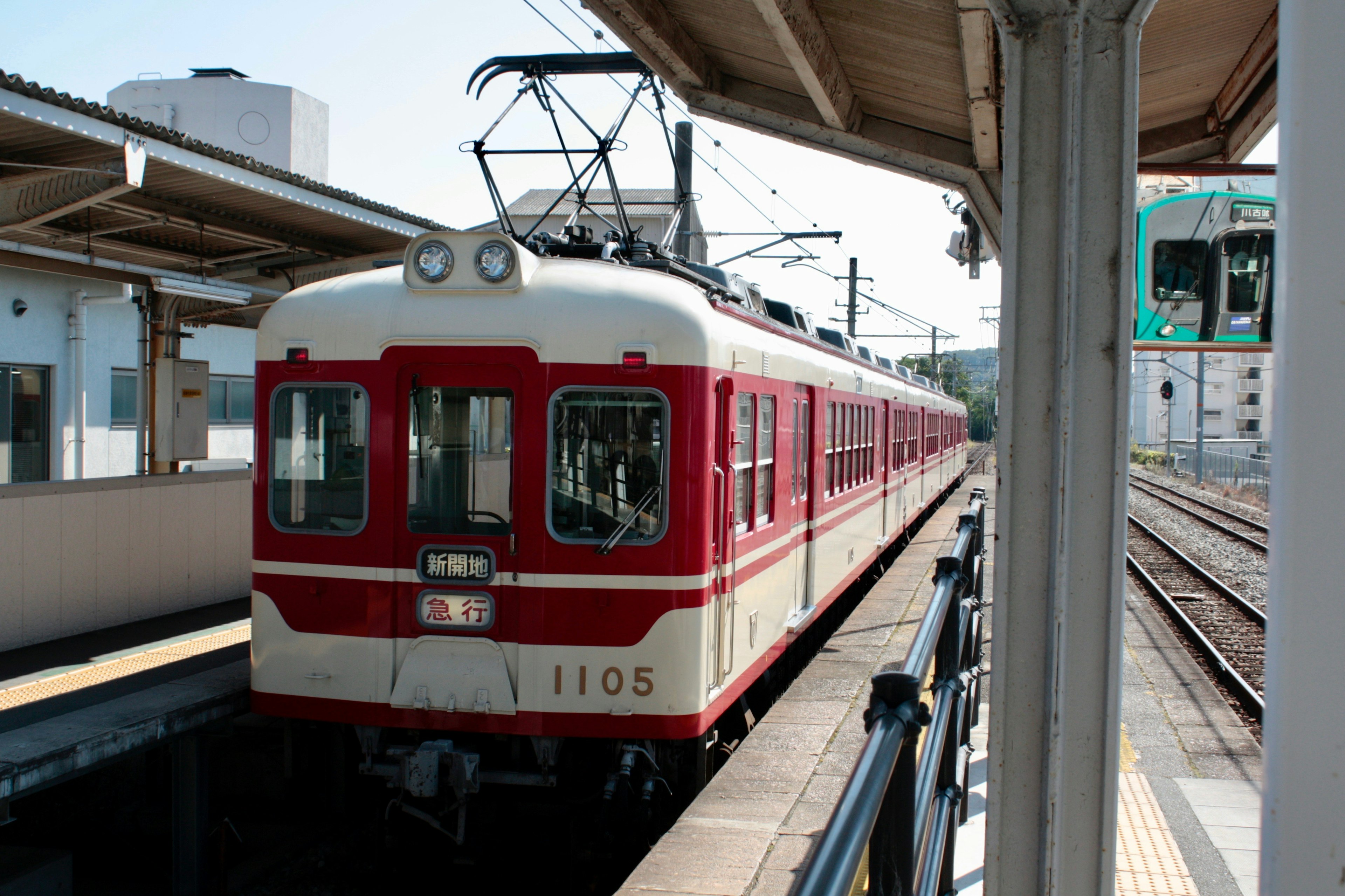 赤い電車が駅に停車している風景