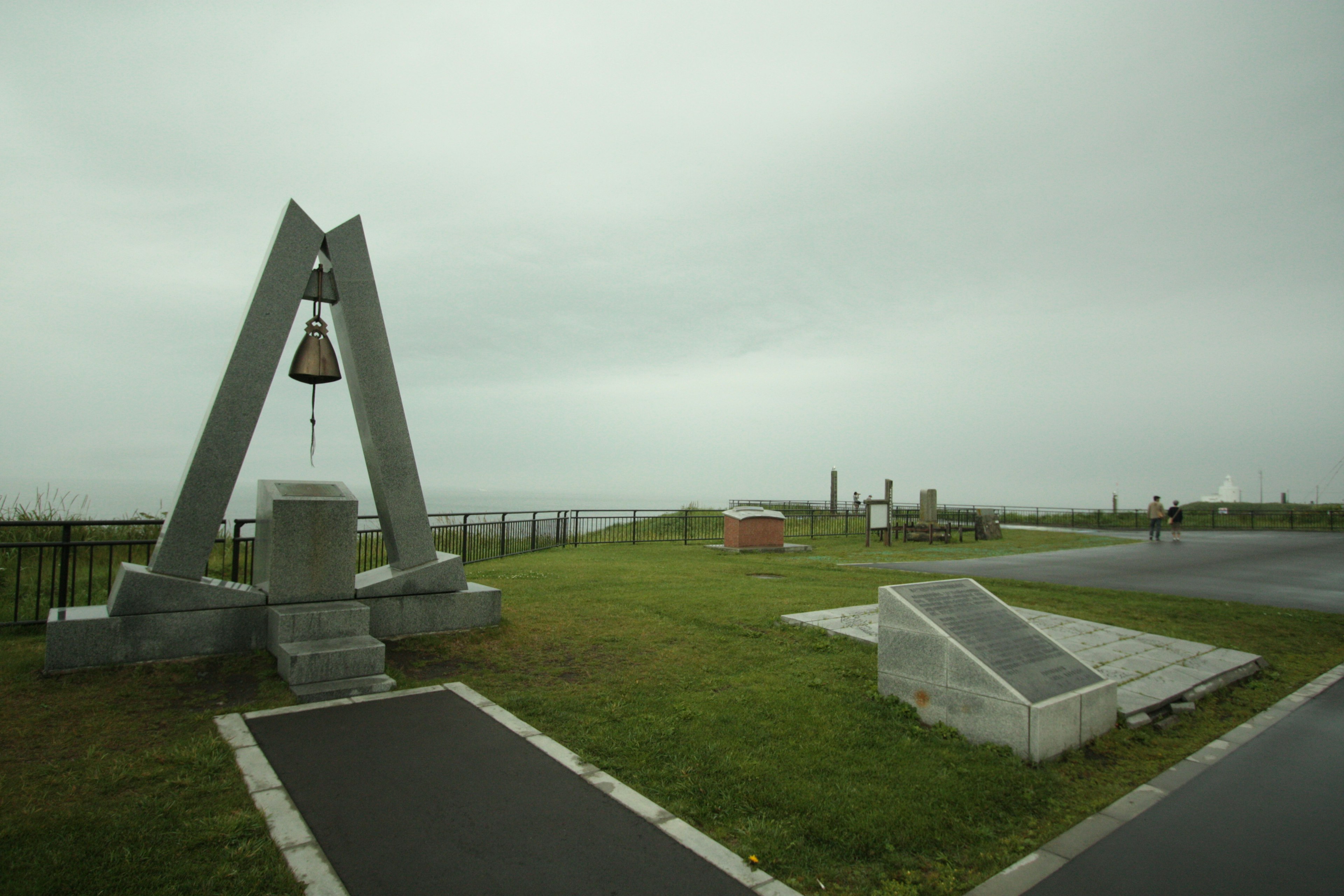 Pemandangan monumen dan lonceng di bawah langit mendung