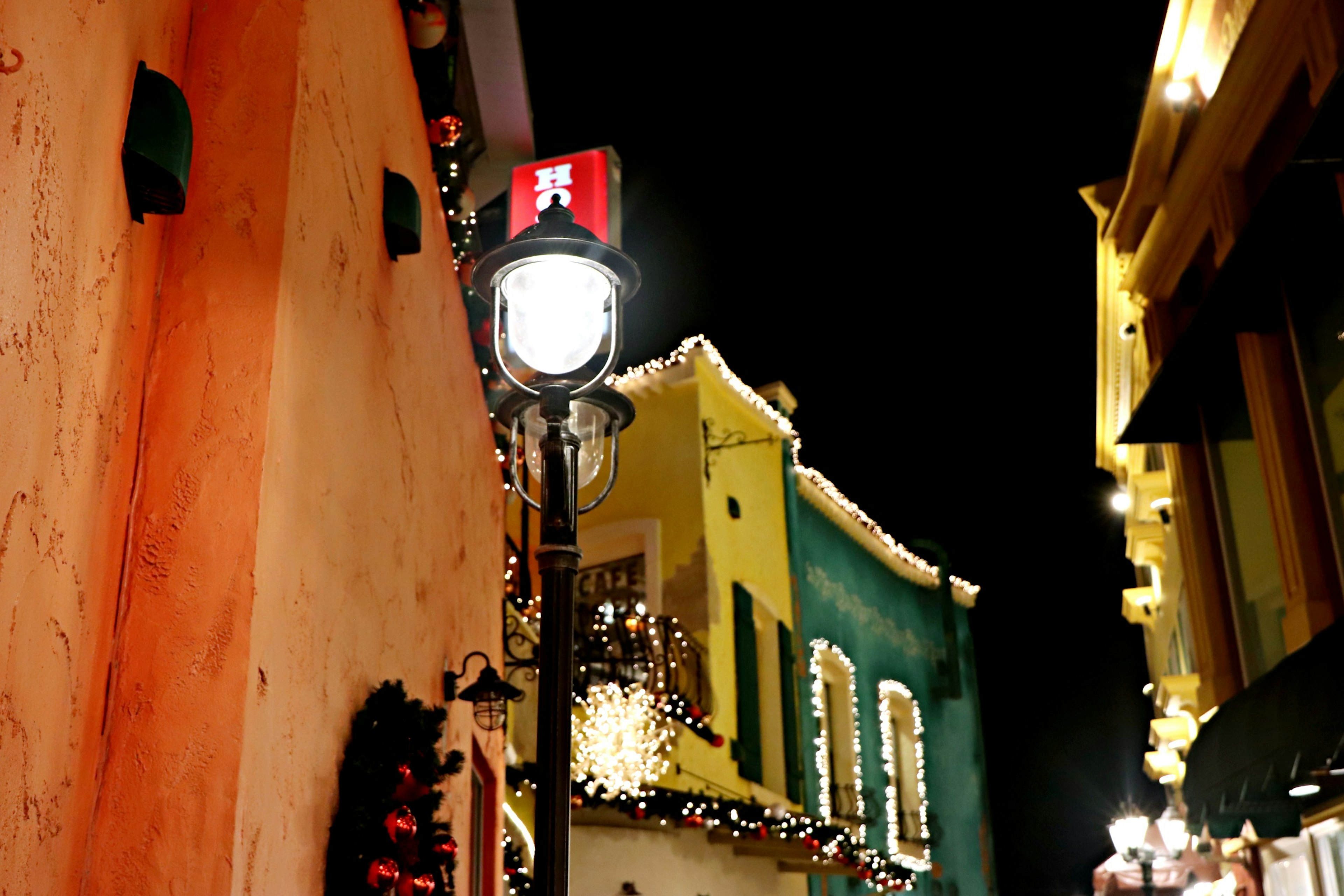 Edificios decorados y farola en una escena nocturna