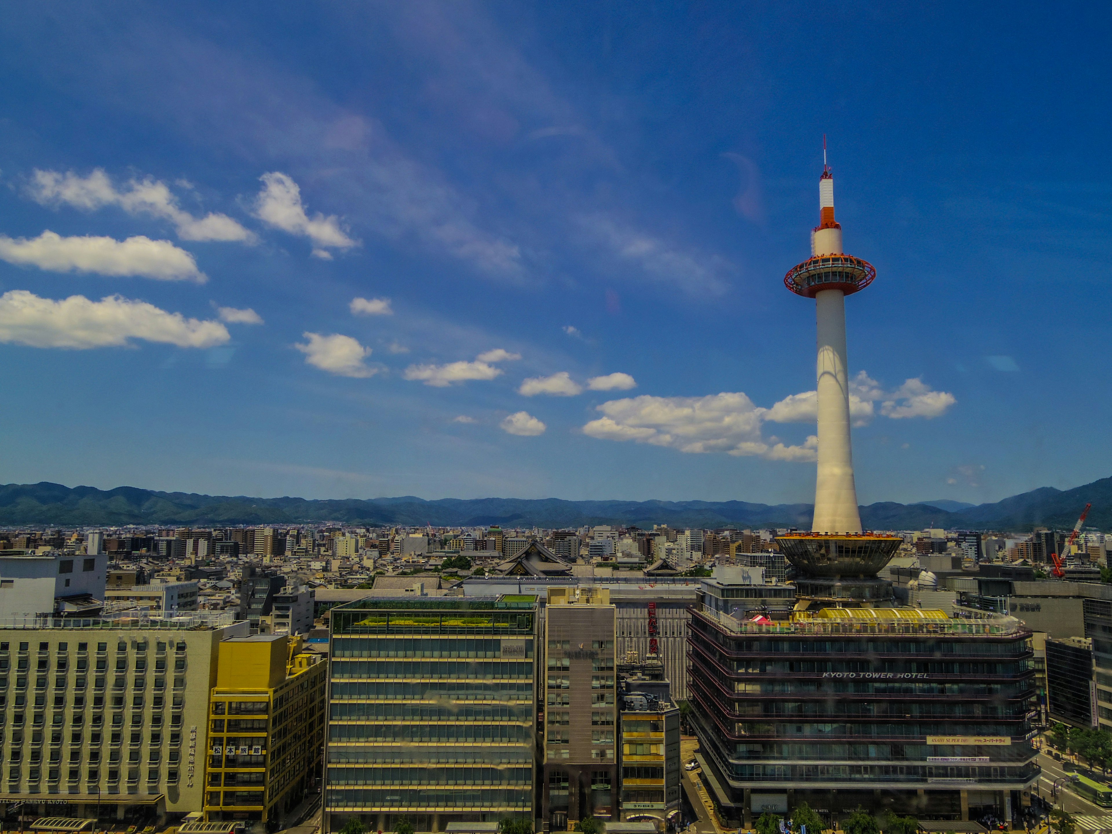 京都タワーと青い空を背景にした都市の風景