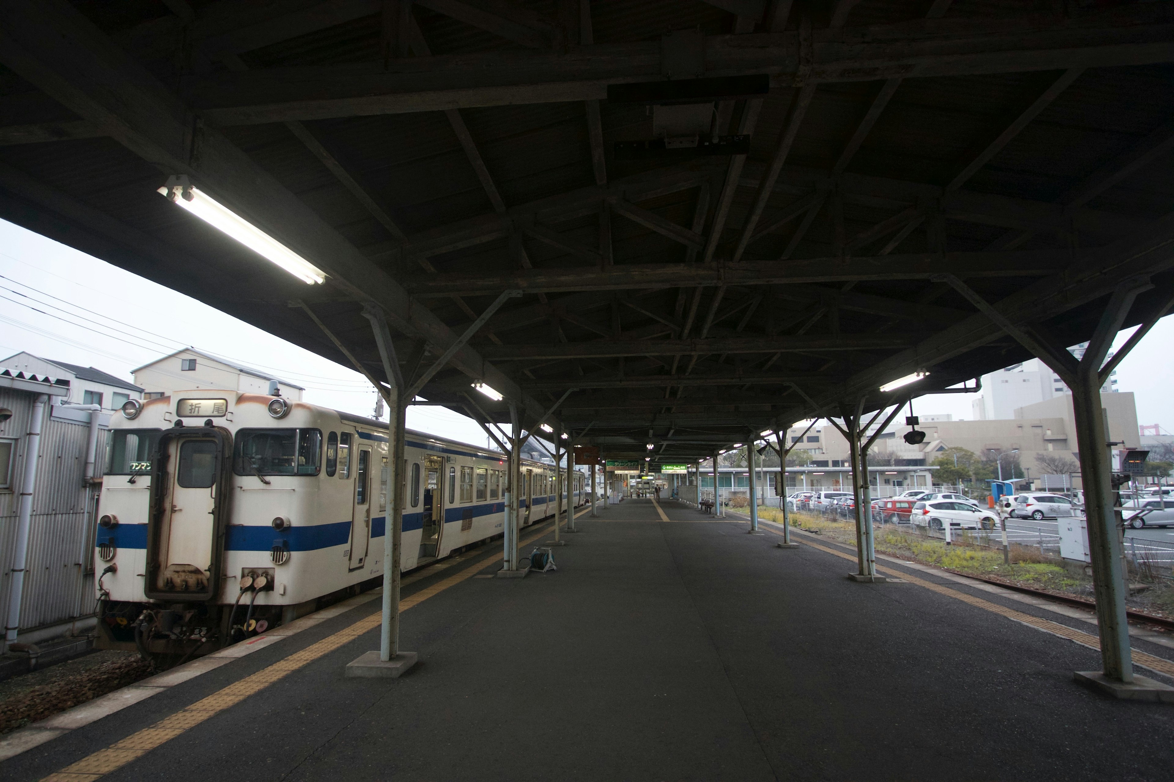 静かな駅のプラットフォームに停車中の列車