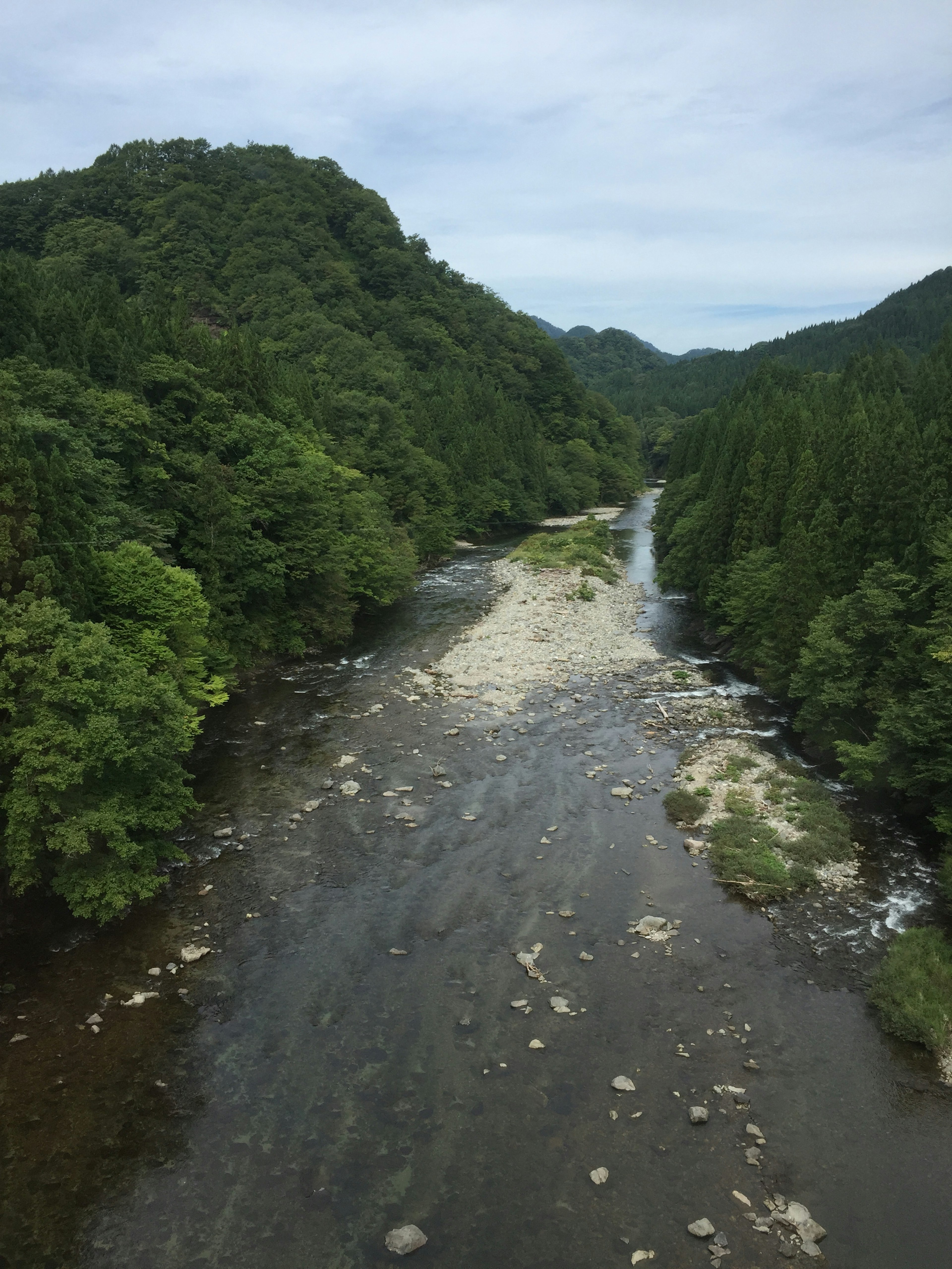 Paysage de rivière serein entouré de montagnes verdoyantes