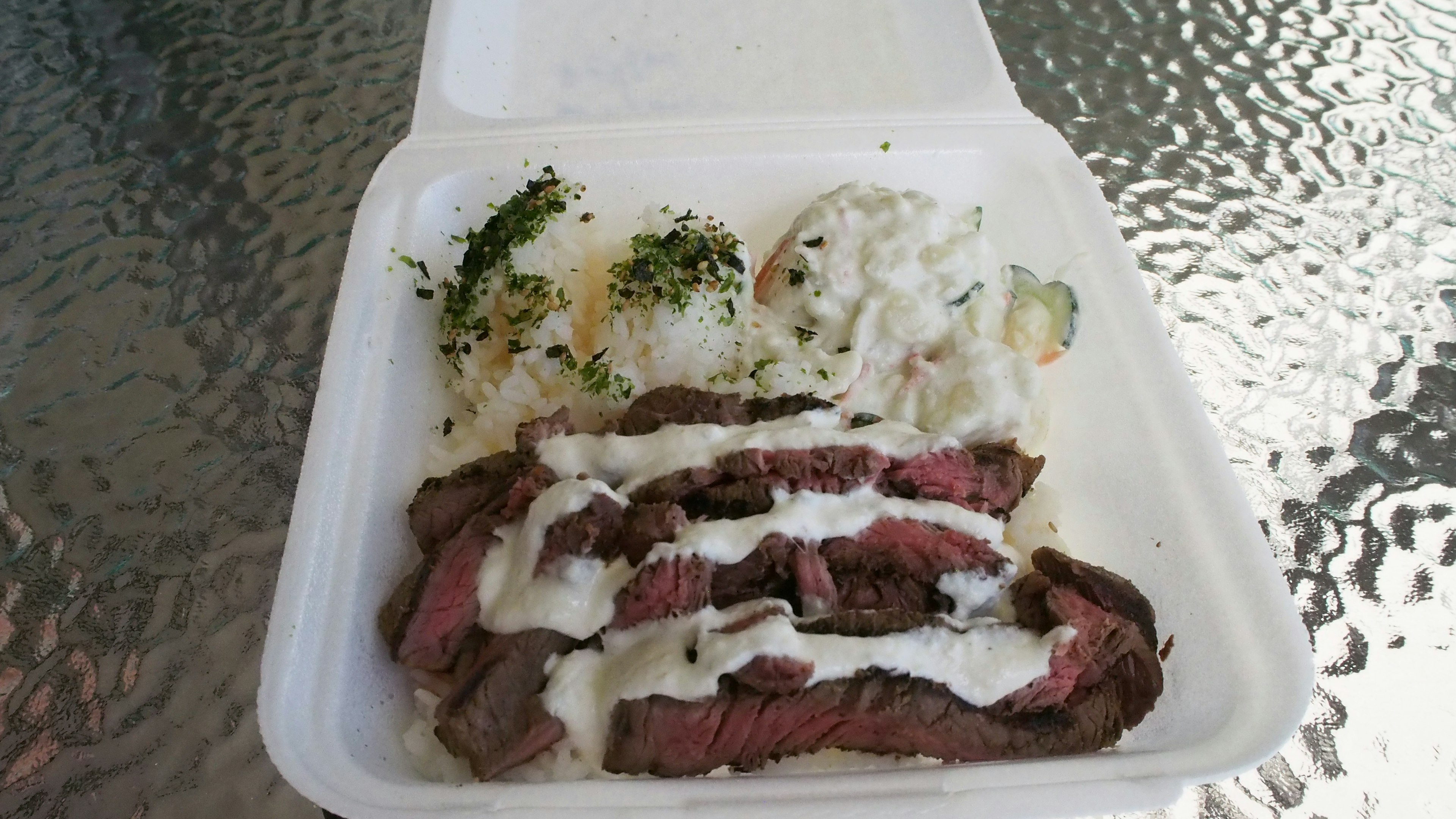 Plato de bistec y arroz en un recipiente blanco