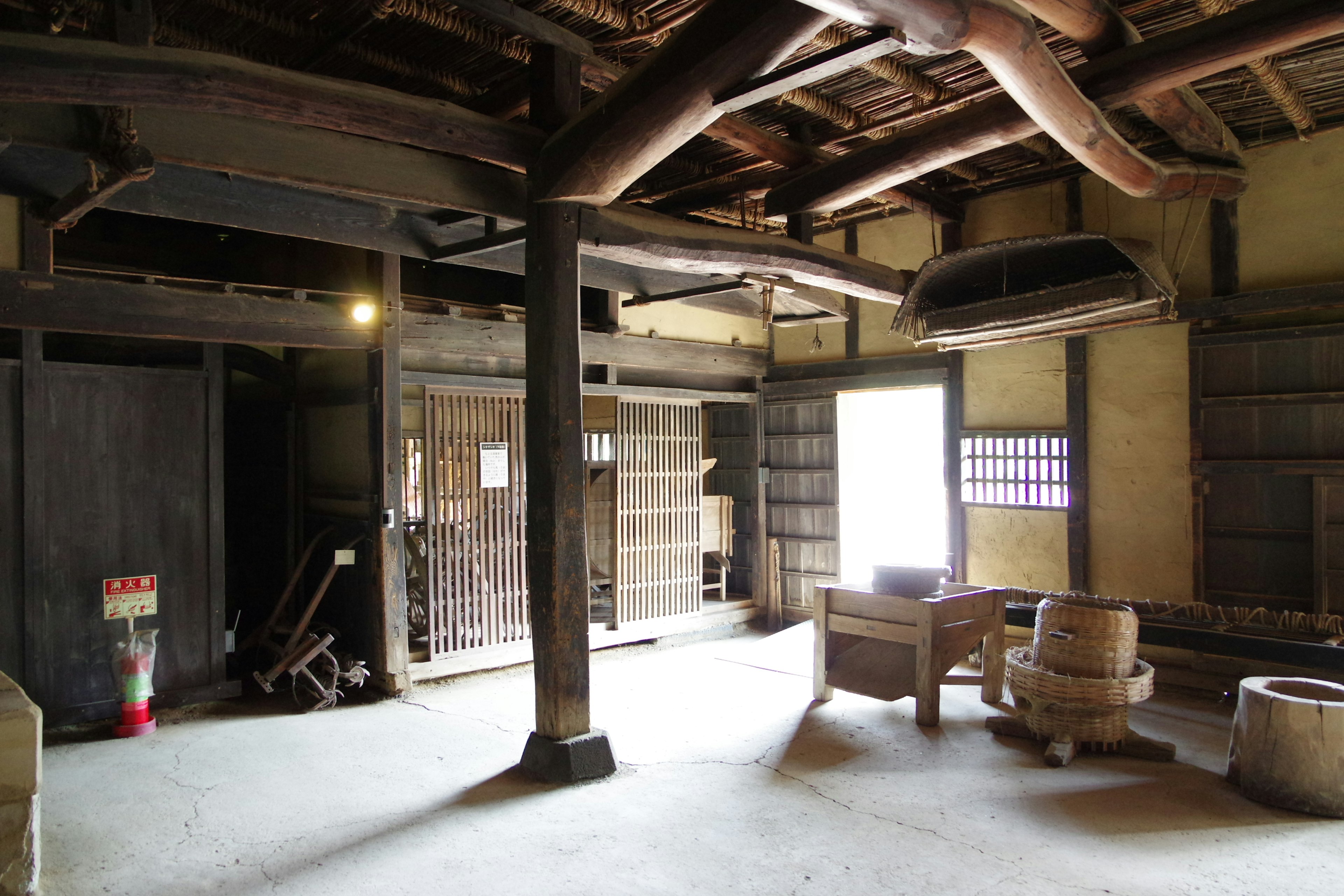 Interior de una casa japonesa tradicional con vigas de madera y diseño espacioso