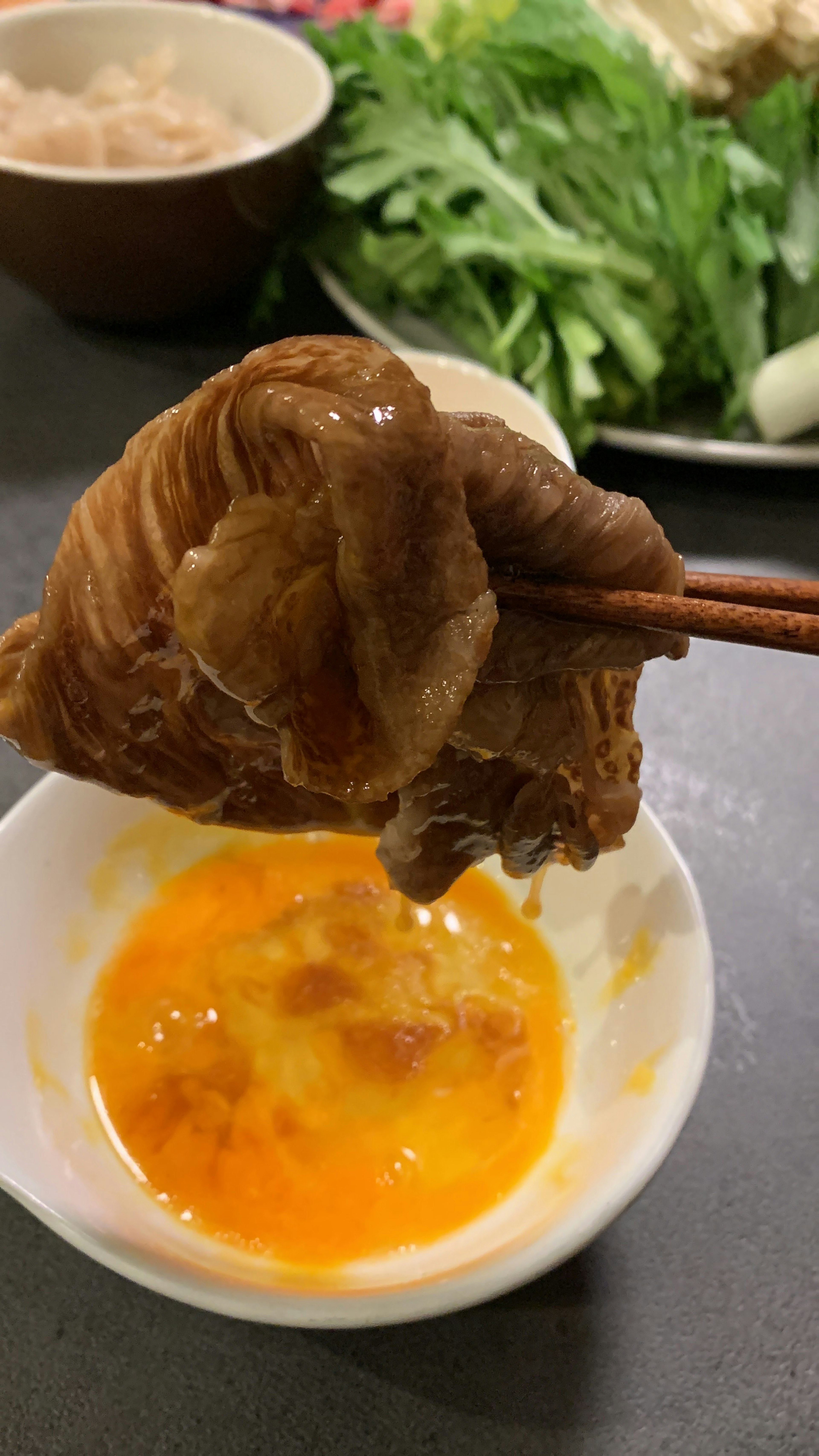 Carne sumergida en yema de huevo con palillos