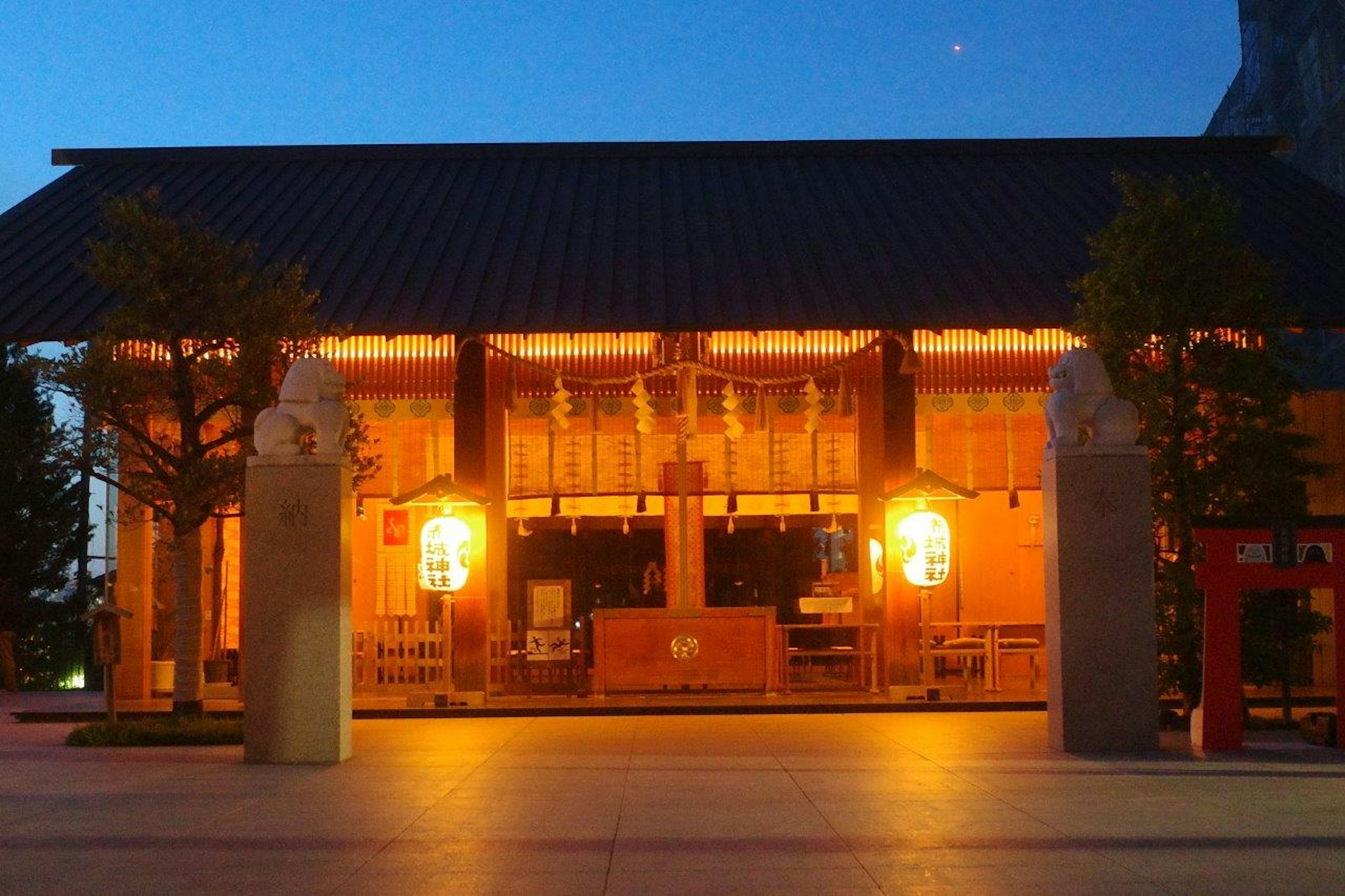 夜の神社の明かりがともる美しい風景